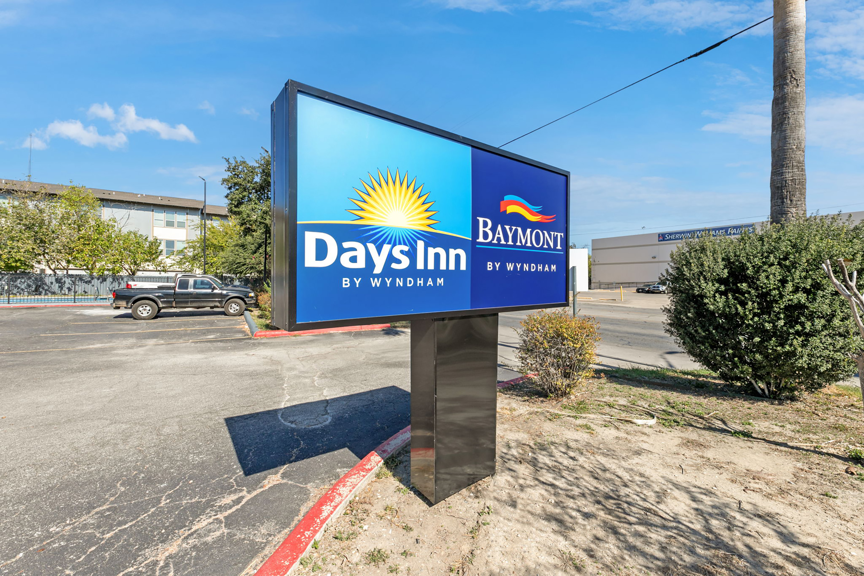 Exterior of Days Inn by Wyndham San Antonio Downtown hotel in San Antonio, Texas