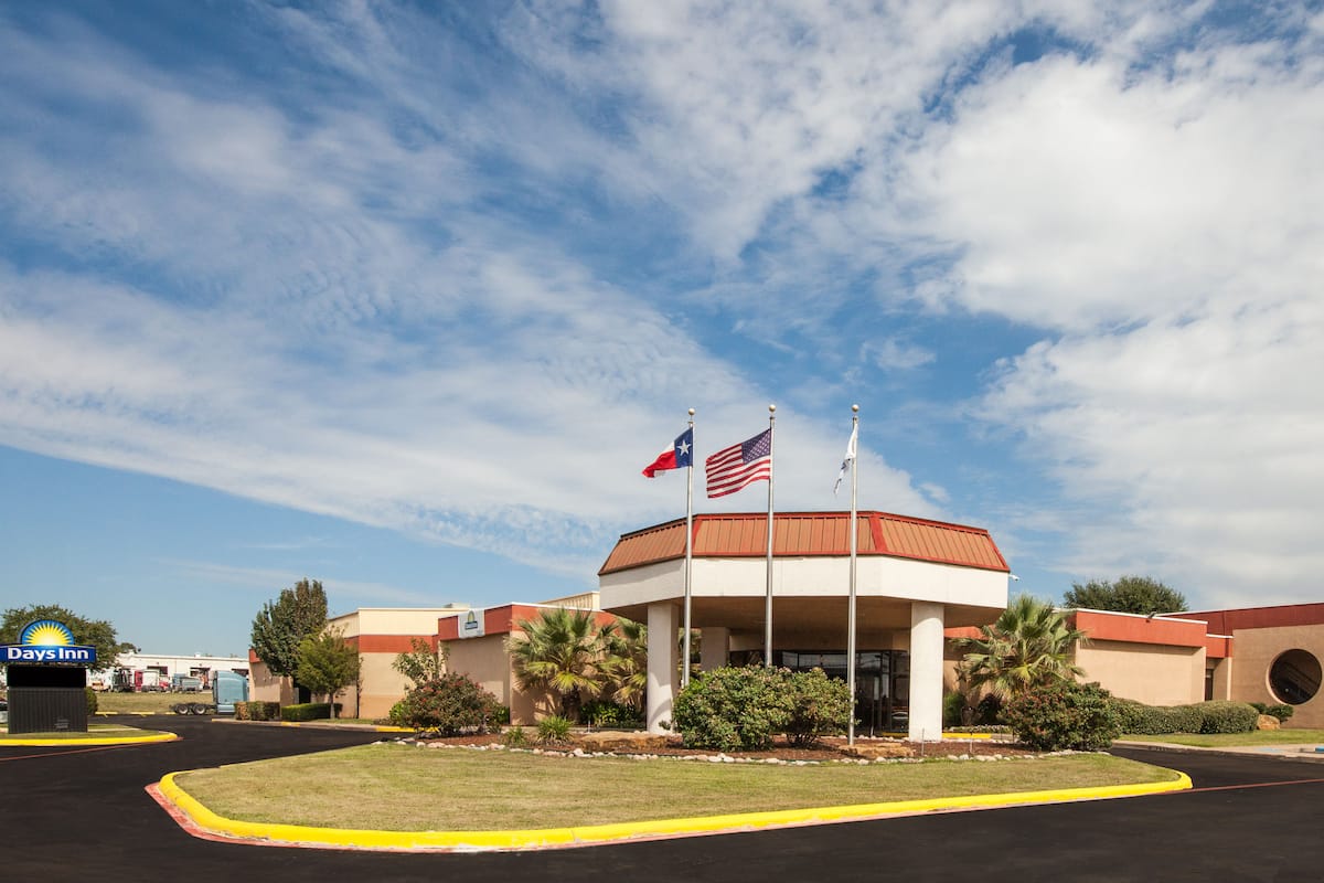 Days Inn By Wyndham Sherman Hotels Tx 75090 9383 Days Inn By Wyndham Sherman