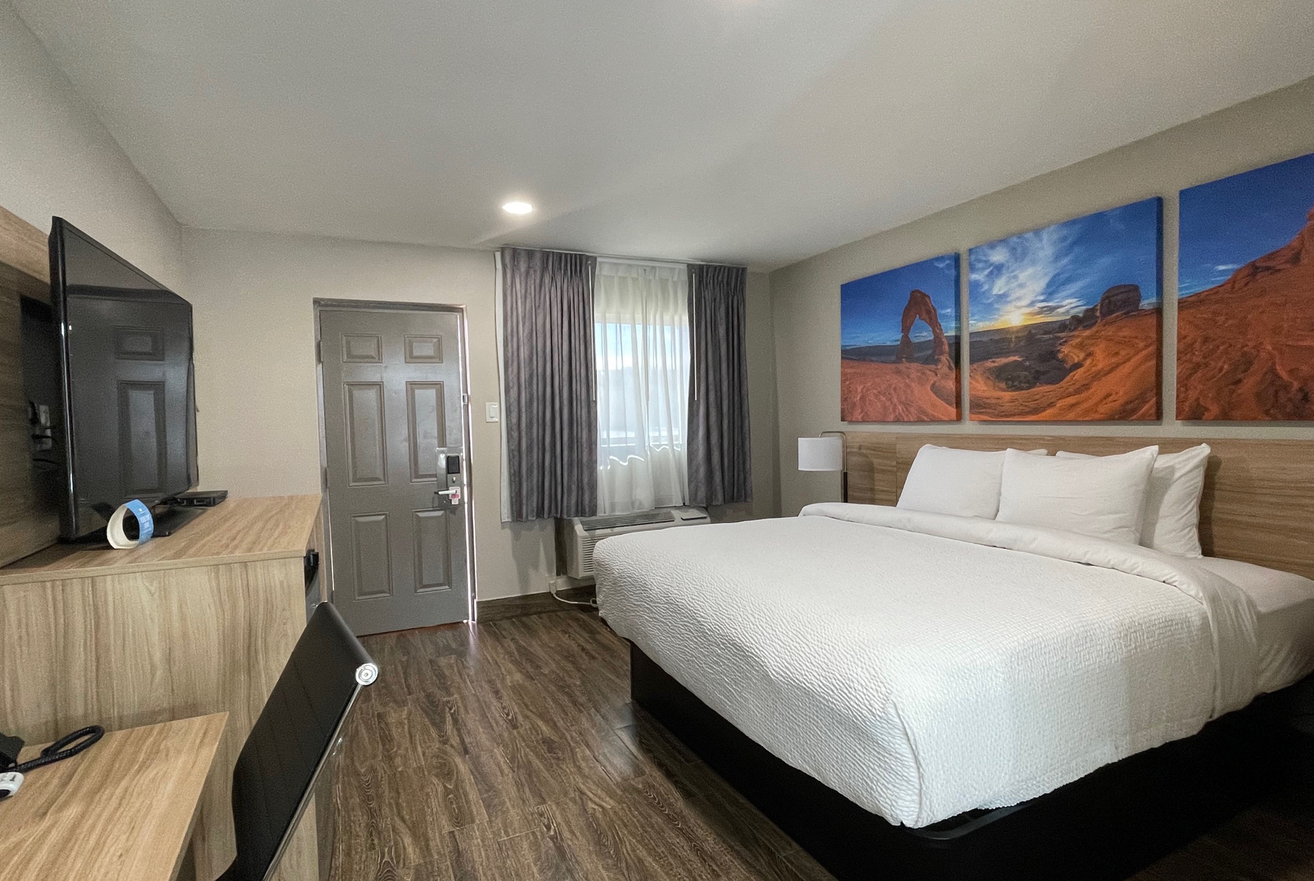 King bed guest room at the Days Inn by Wyndham Sulphur Springs in Sulphur Springs, Texas