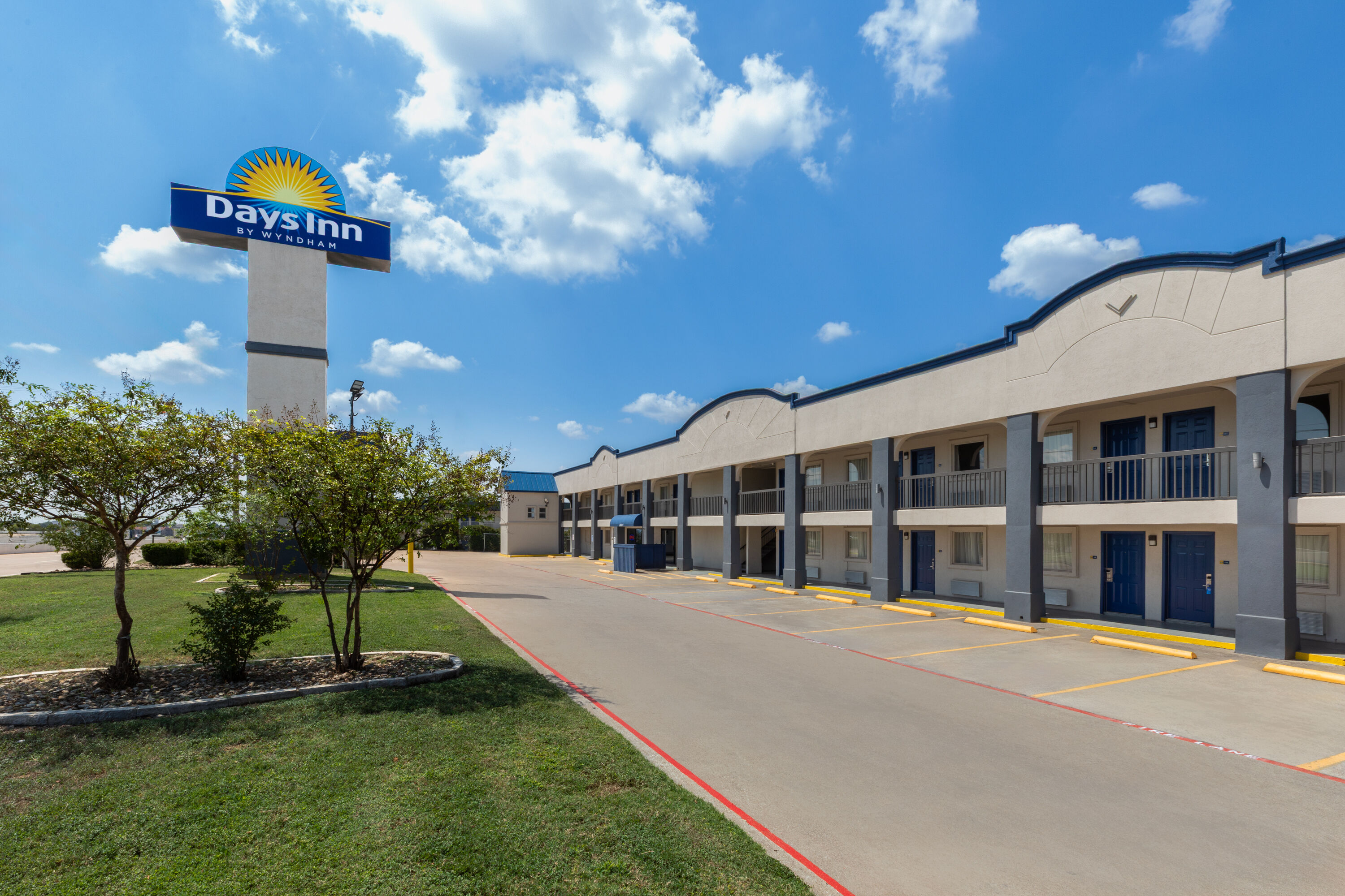 Exterior Day Image of Days Inn by Wyndham Temple hotel in Temple, Texas