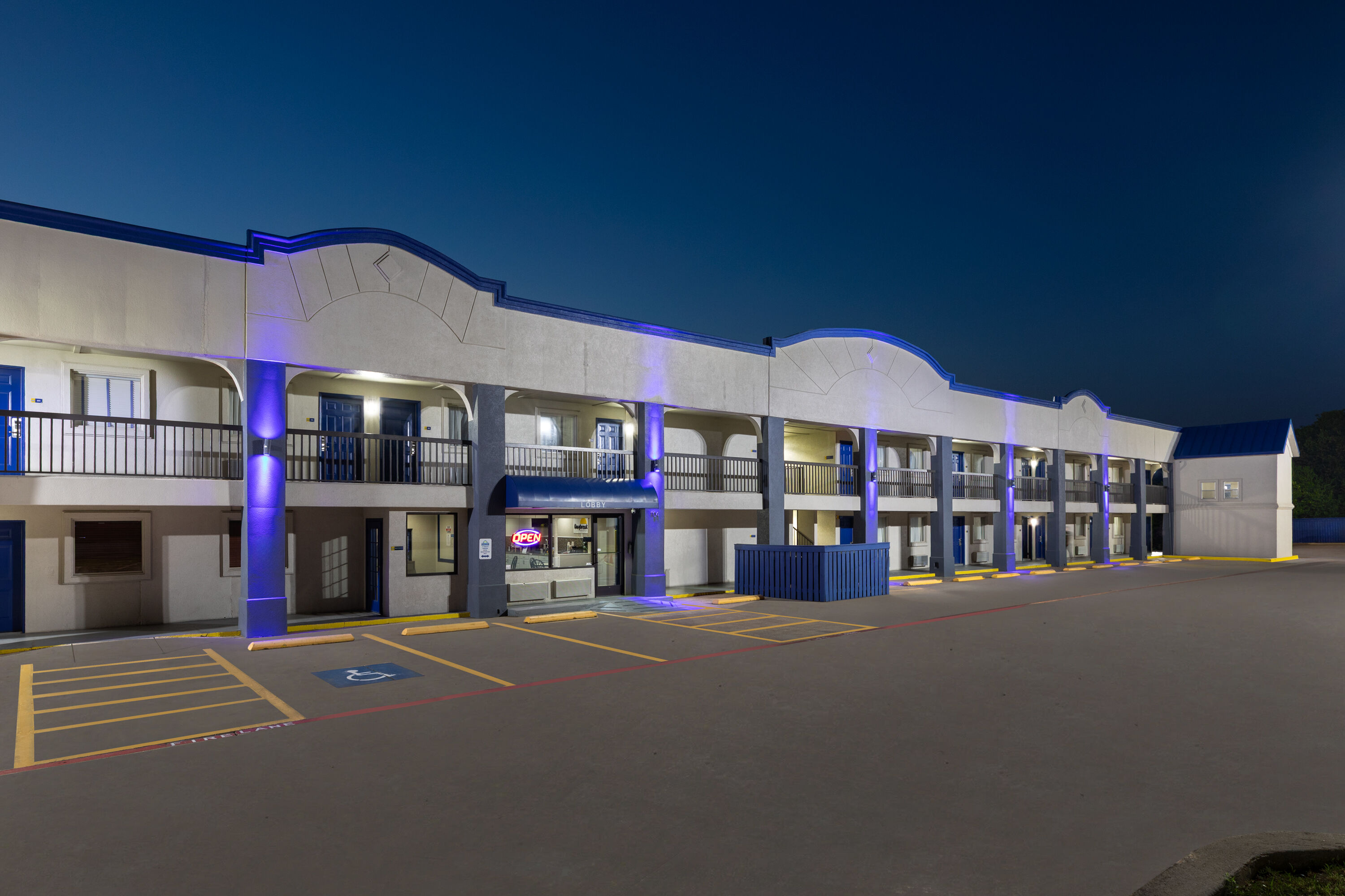 Exterior Dusk Image of Days Inn by Wyndham Temple hotel in Temple, Texas