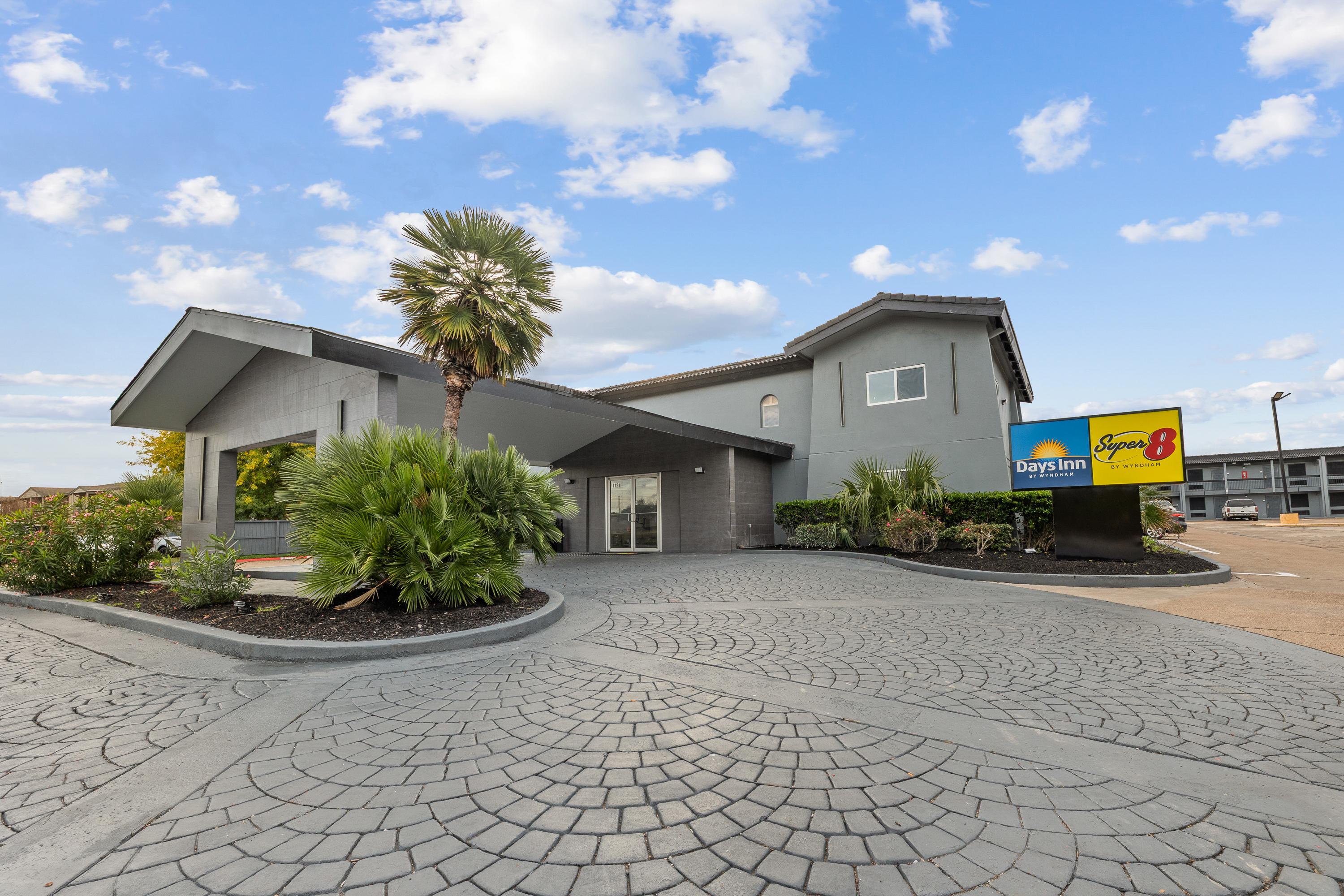 Exterior of Days Inn & Suites by Wyndham Texas City hotel in Texas City, Texas