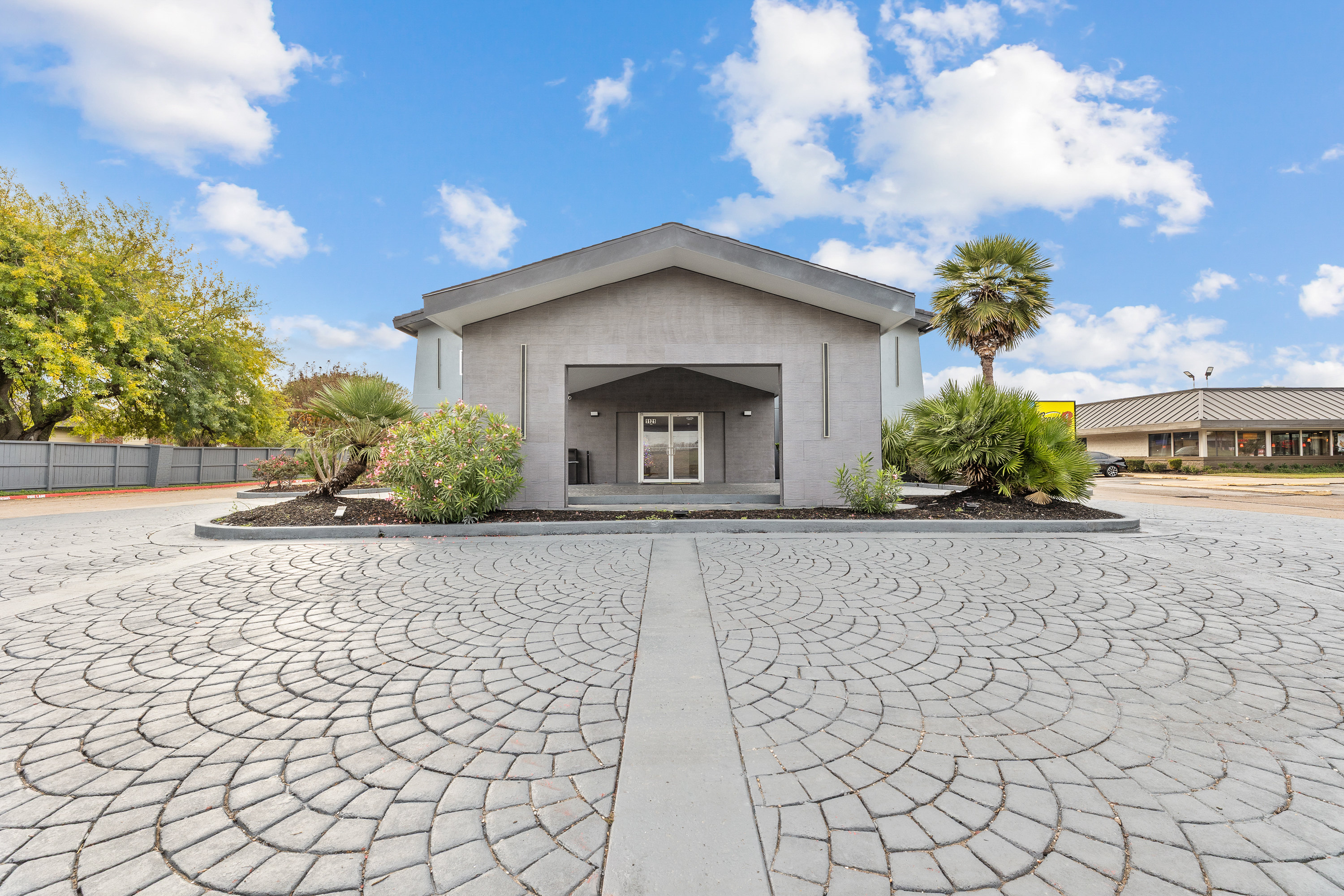 Exterior of Days Inn & Suites by Wyndham Texas City hotel in Texas City, Texas