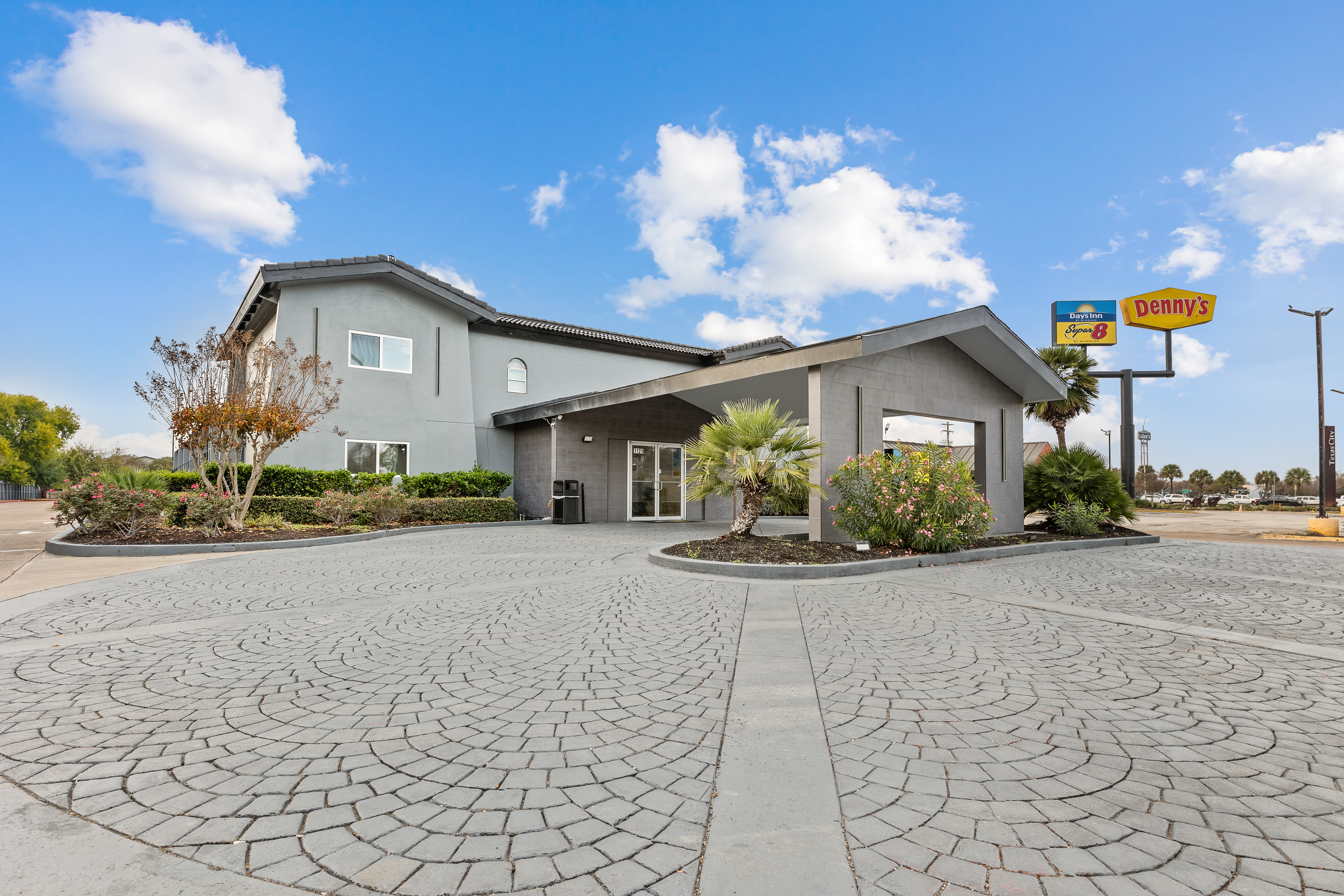 Exterior of Days Inn & Suites by Wyndham Texas City hotel in Texas City, Texas