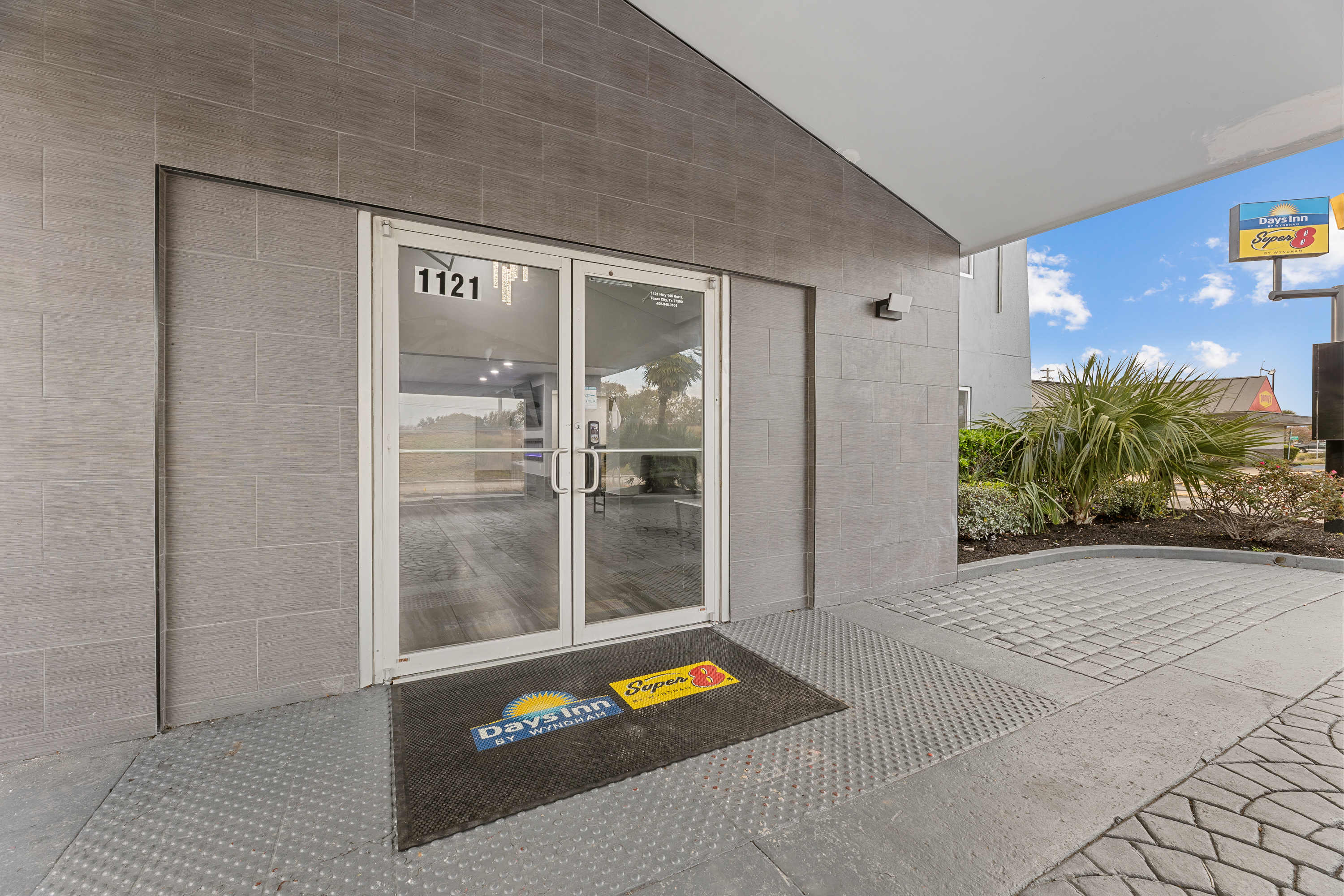 Exterior of Days Inn & Suites by Wyndham Texas City hotel in Texas City, Texas