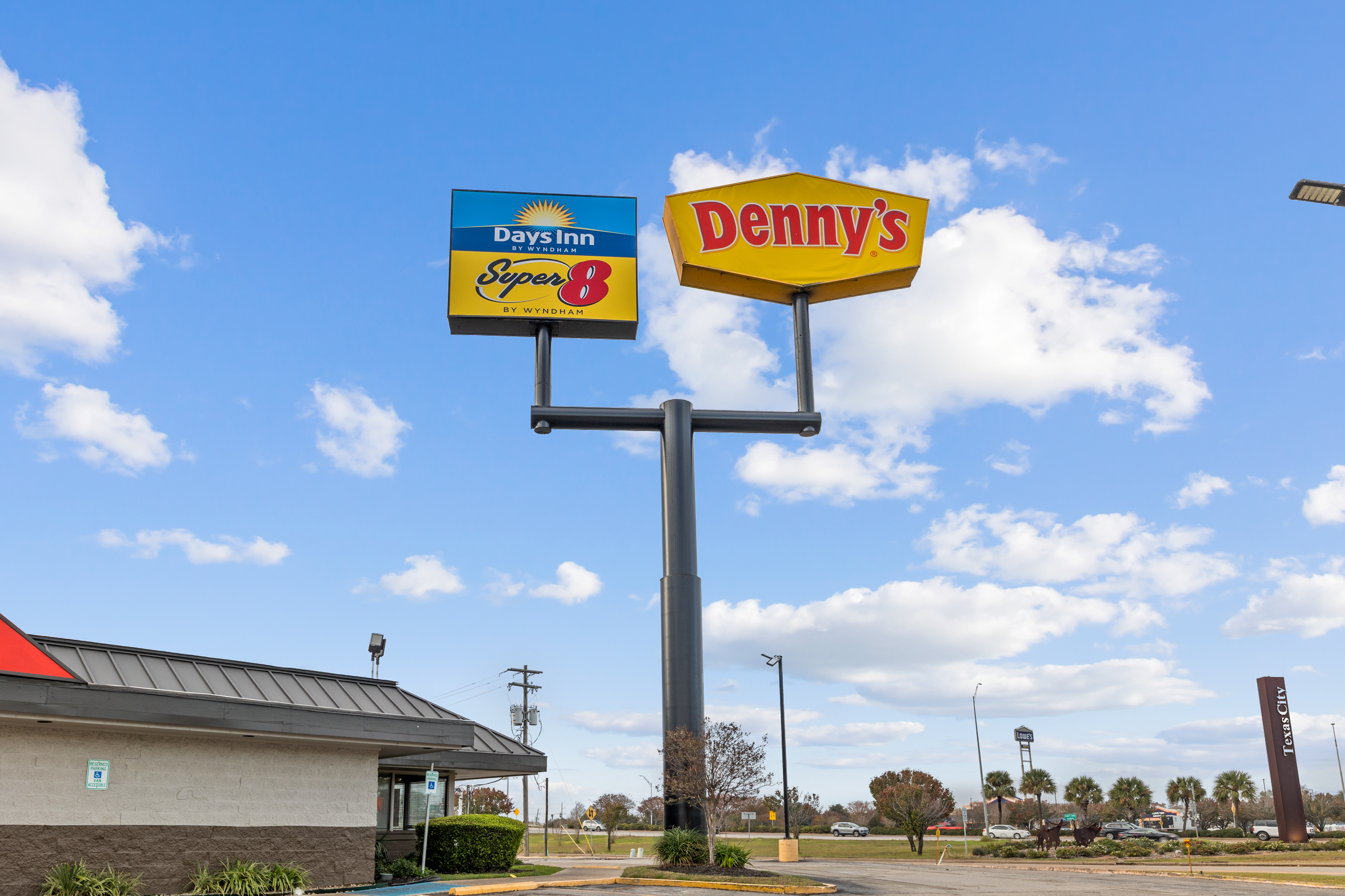 Exterior of Days Inn & Suites by Wyndham Texas City/Galveston Area hotel in Texas City, Texas