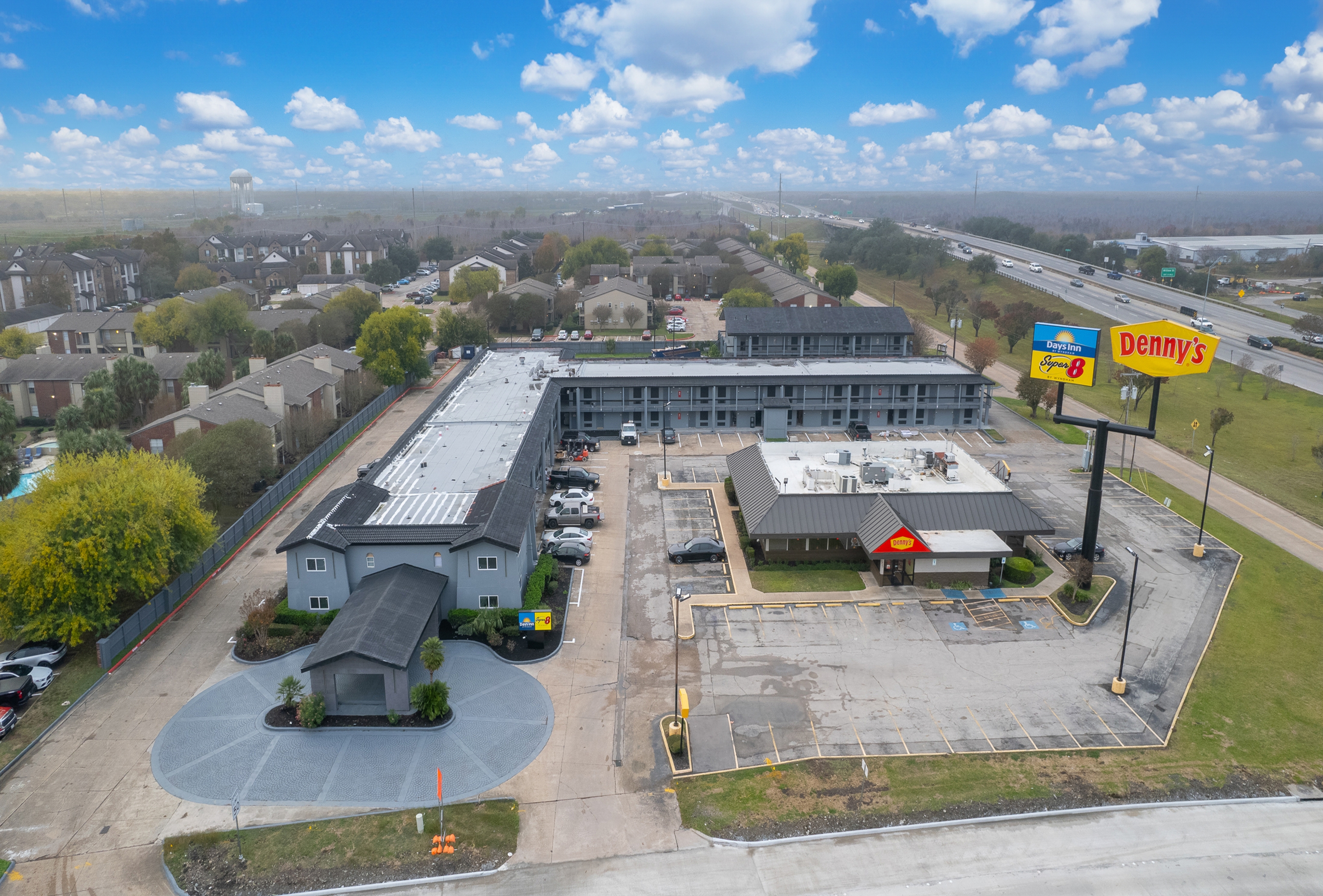 Exterior of Days Inn & Suites by Wyndham Texas City/Galveston Area hotel in Texas City, Texas