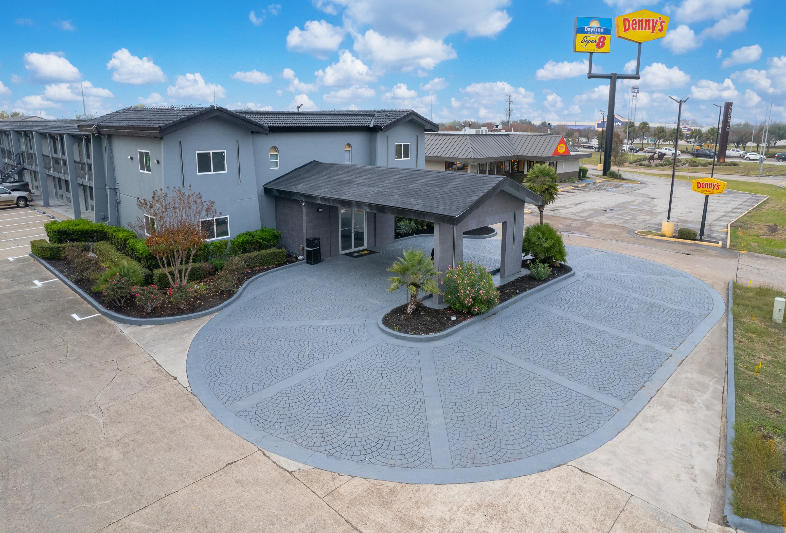 Exterior of Days Inn & Suites by Wyndham Texas City/Galveston Area hotel in Texas City, Texas