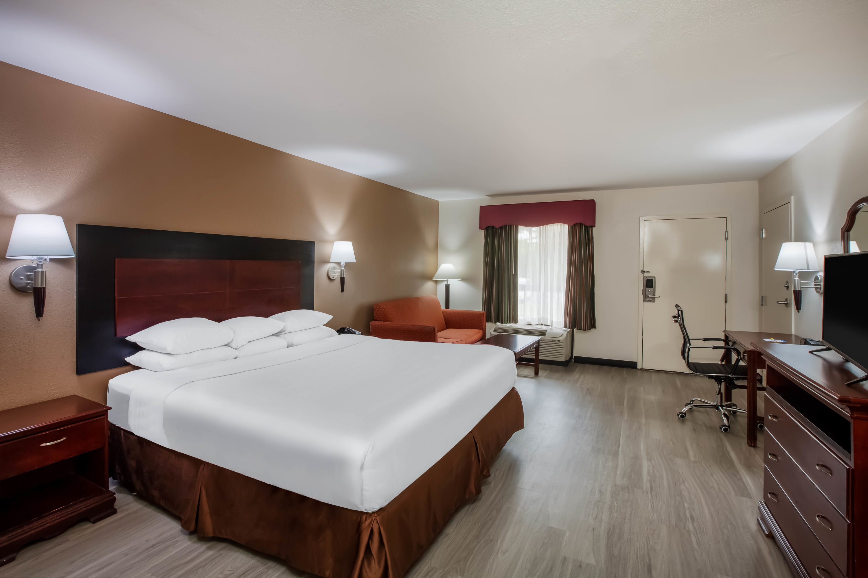 Days Inn Amp Suites By Wyndham Tyler Tyler Tx Hotels