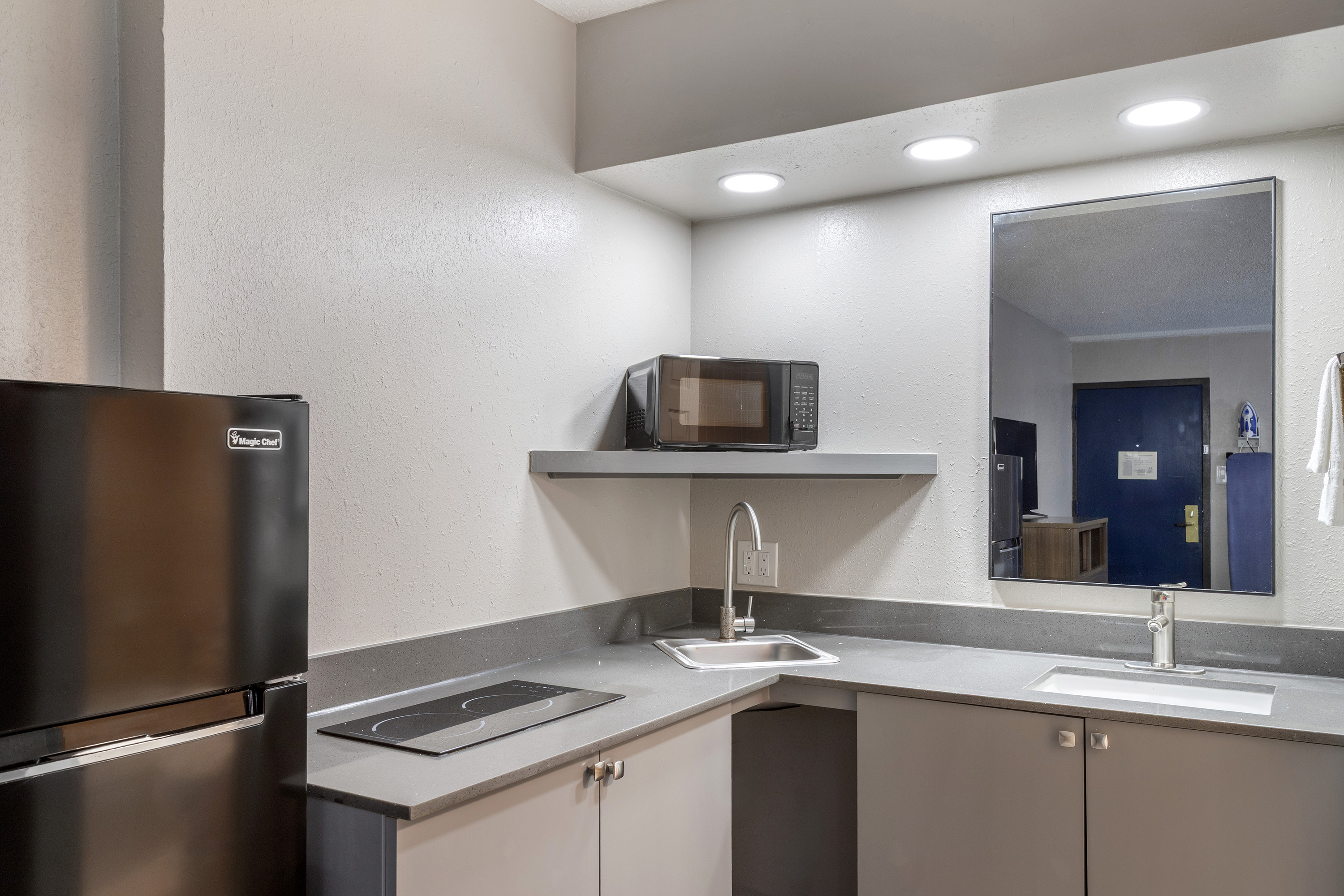 Guest room at the Days Inn by Wyndham Victoria TX East in Victoria, Texas