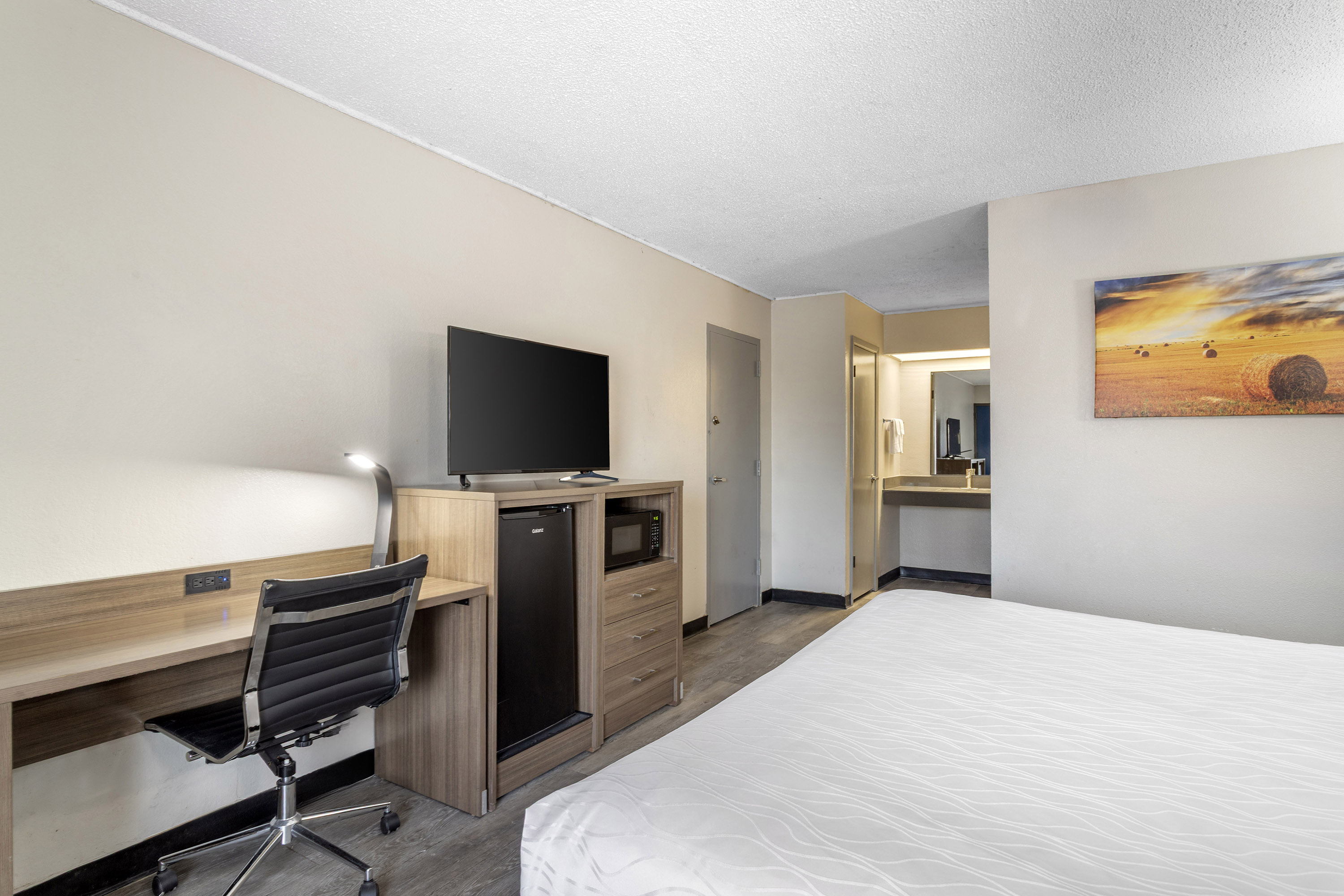 Guest room at the Days Inn by Wyndham Victoria TX East in Victoria, Texas