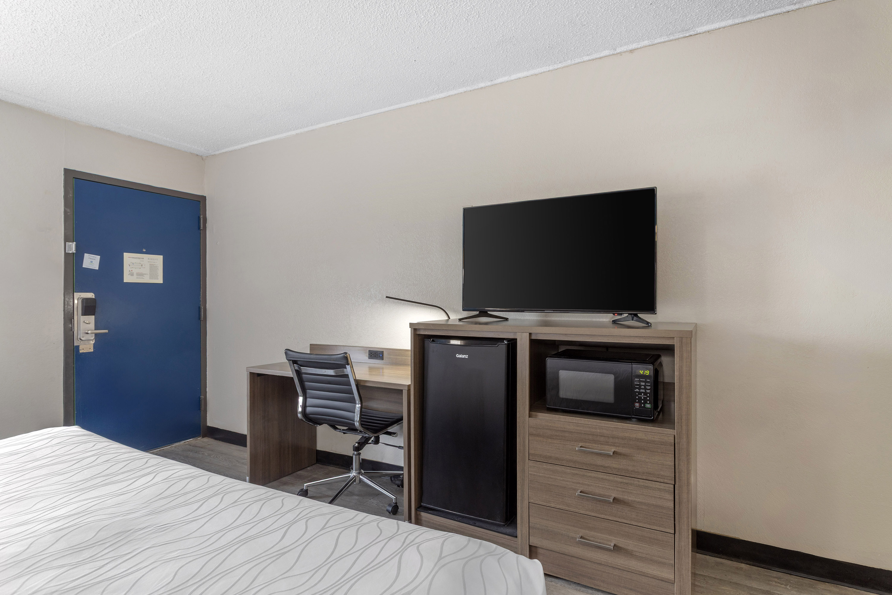 Guest room at the Days Inn by Wyndham Victoria TX East in Victoria, Texas