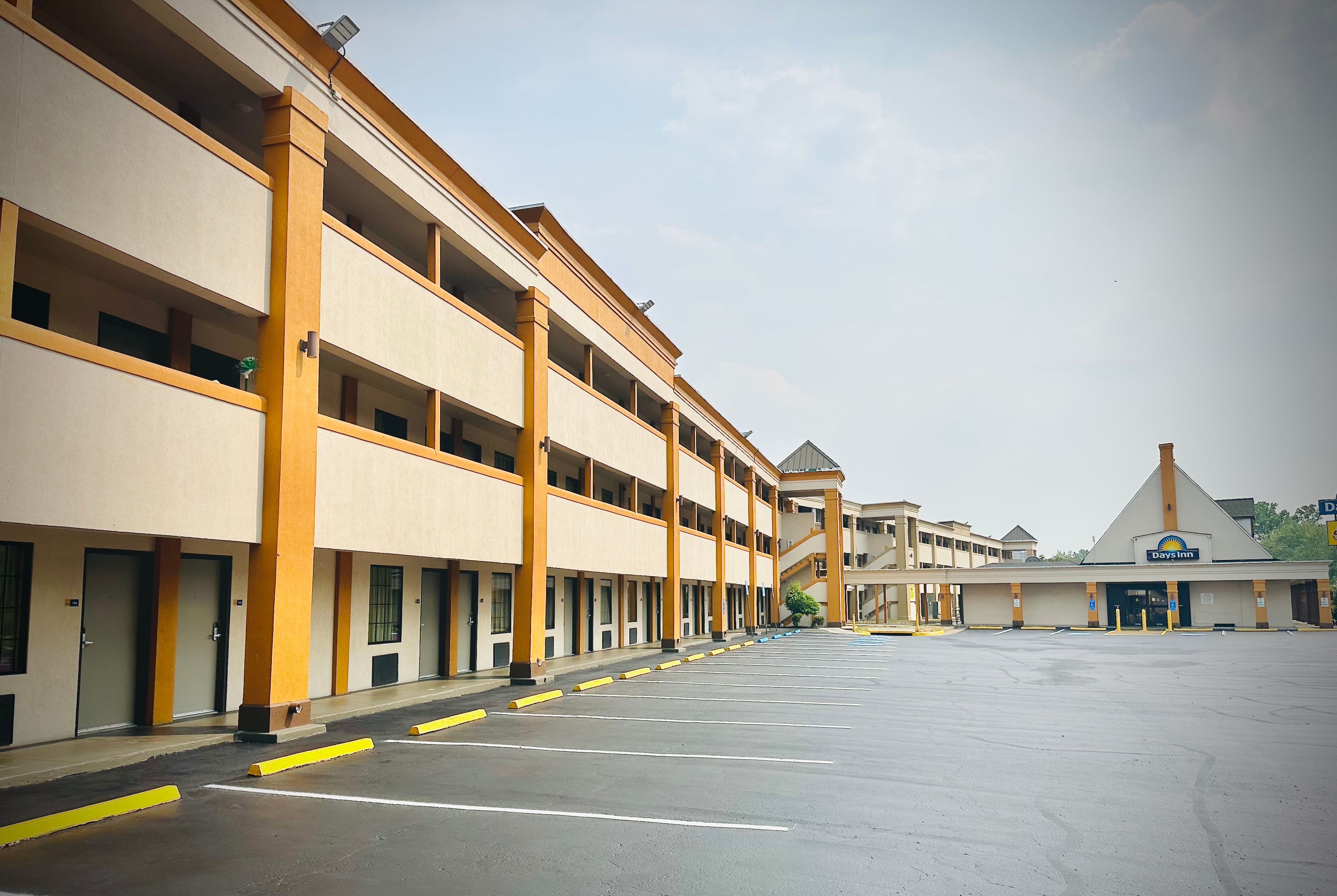 Exterior of Days Inn by Wyndham Alexandria hotel in Alexandria, Virginia