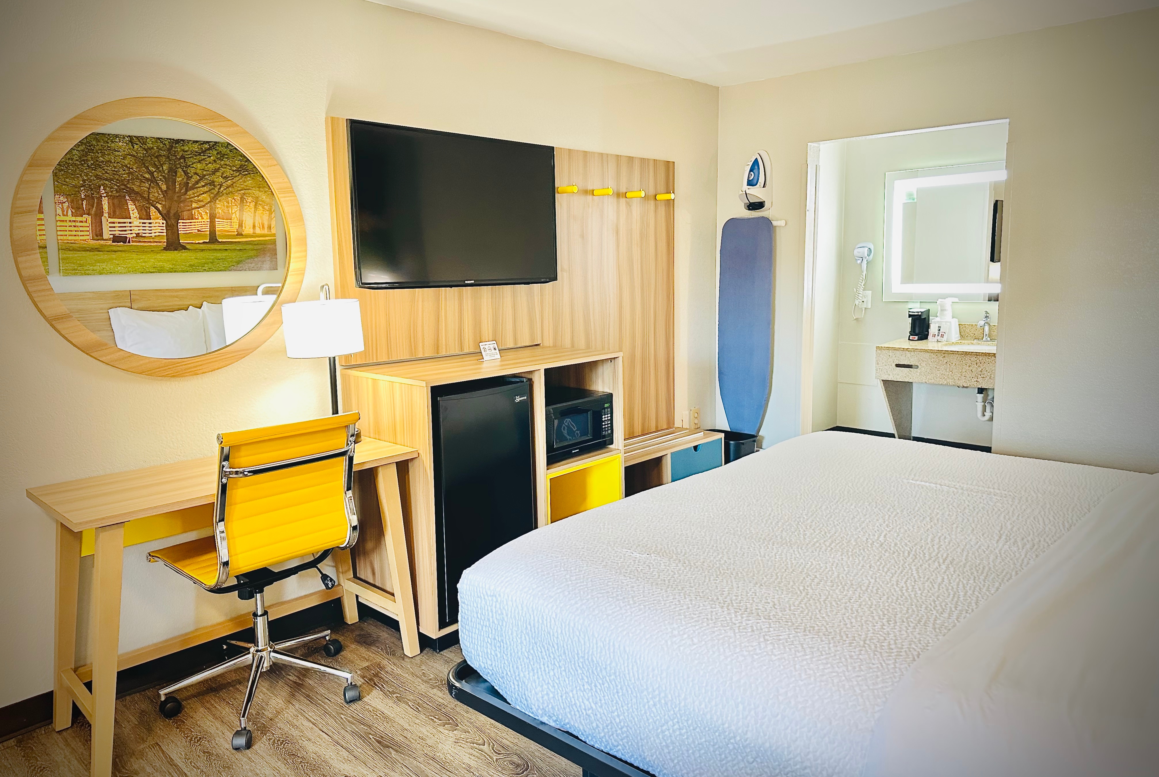 Guest room at the Days Inn by Wyndham Alexandria in Alexandria, Virginia