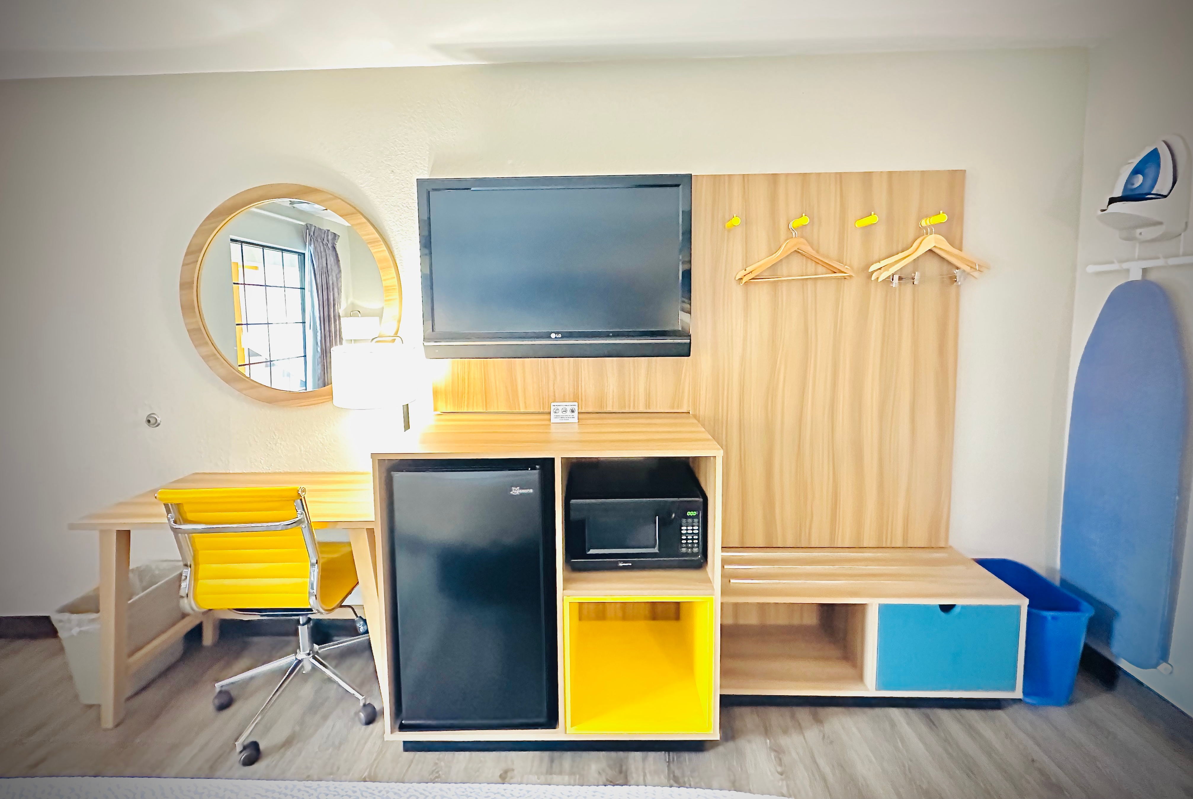 Guest room at the Days Inn by Wyndham Alexandria in Alexandria, Virginia