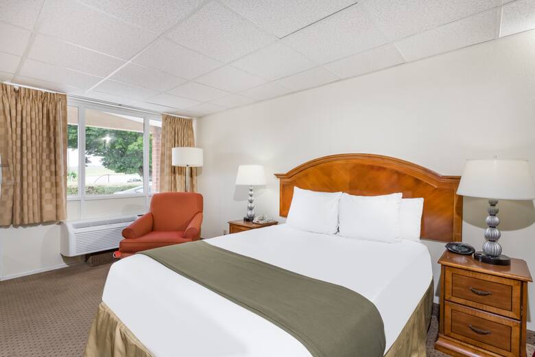 Guest room at the Days Inn Bedford in Bedford, Virginia