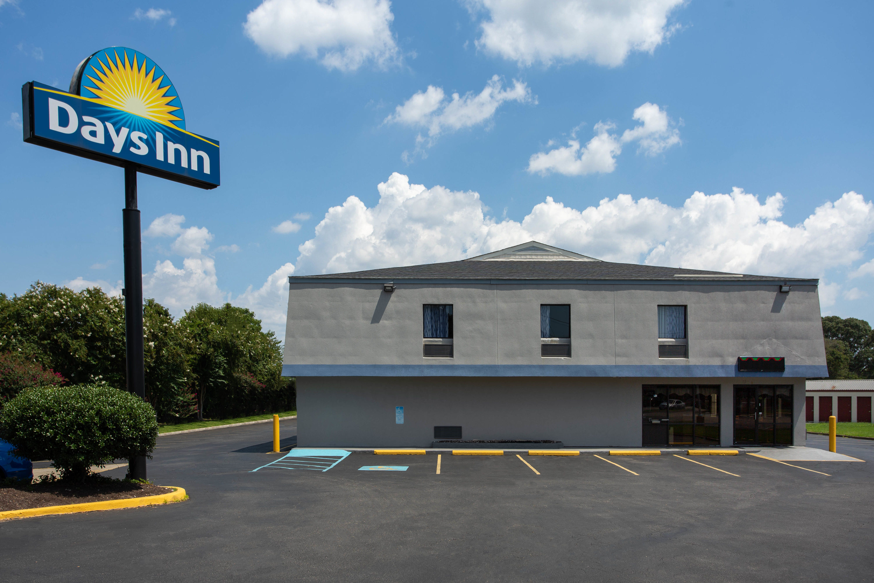 Exterior Day Image of Days Inn by Wyndham Chesapeake hotel in Chesapeake, Virginia