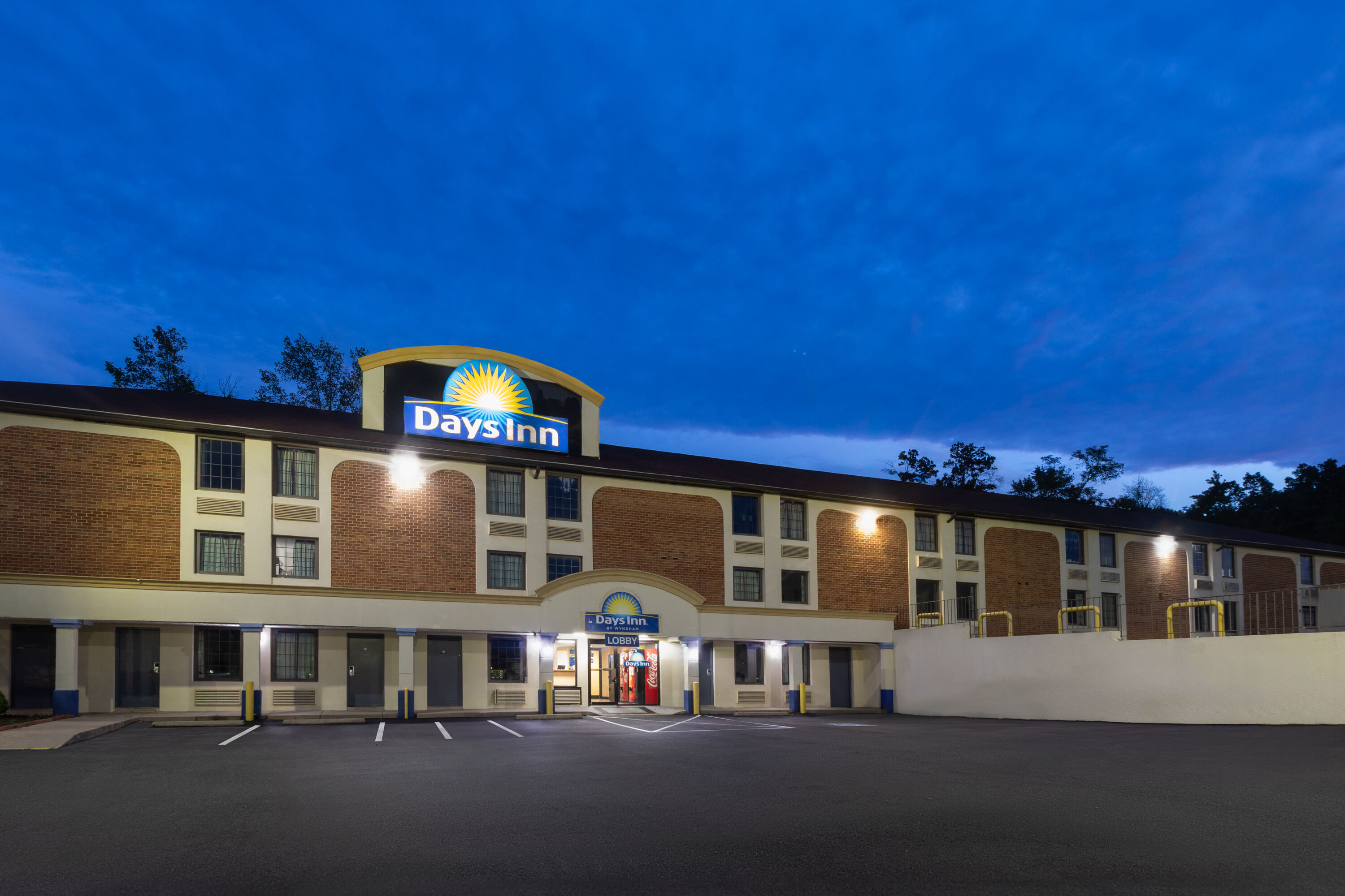 Exterior Dusk Image of Days Inn by Wyndham Dumfries Quantico hotel in Dumfries, Virginia