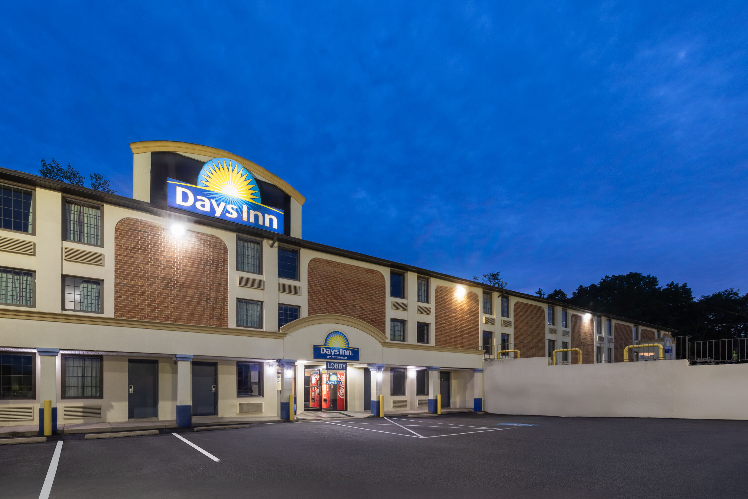 Exterior Dusk Image of Days Inn by Wyndham Dumfries Quantico hotel in Dumfries, Virginia