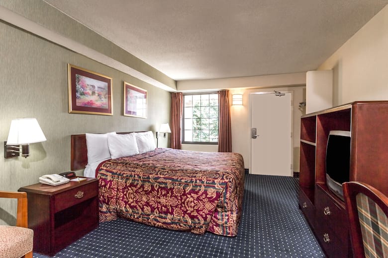 Guest room at the Days Inn Dumfries Quantico in Dumfries, Virginia