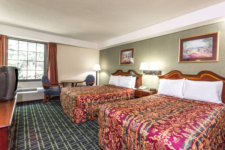 Guest room at the Days Inn Dumfries Quantico in Dumfries, Virginia
