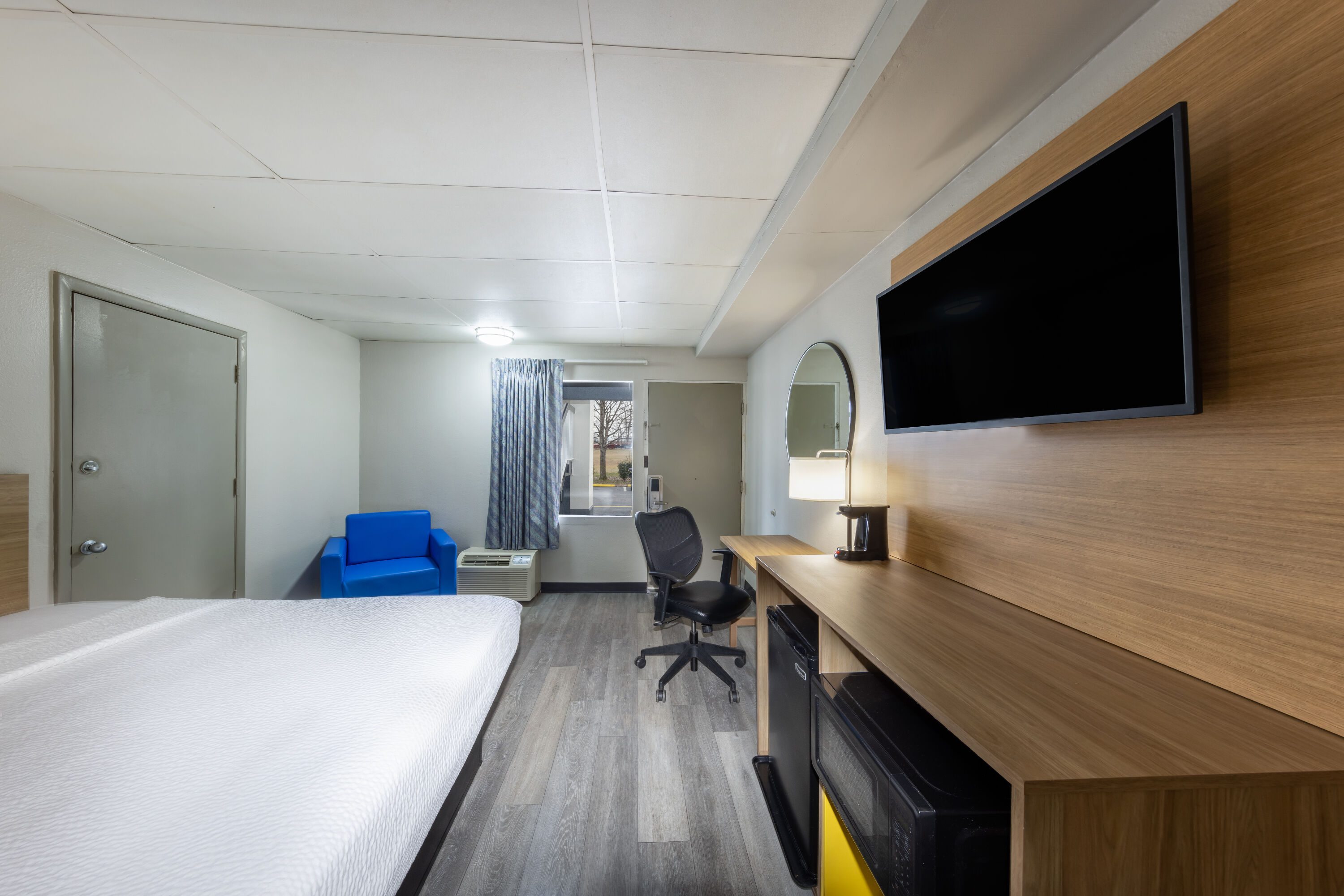 Guest room at the Days Inn by Wyndham Fredericksburg North in Fredericksburg, Virginia