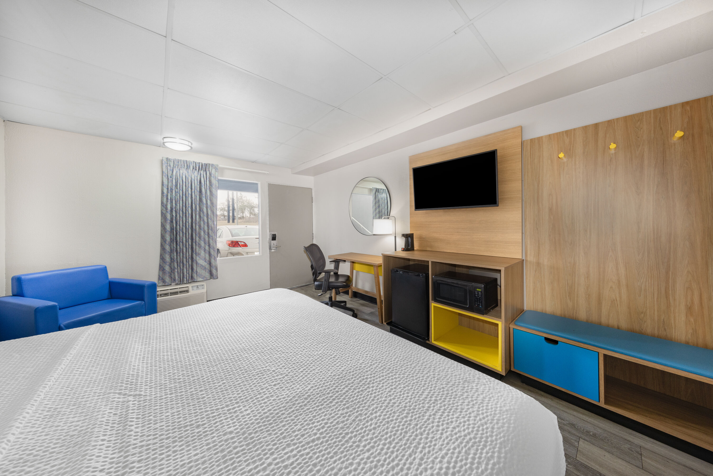 Guest room at the Days Inn by Wyndham Fredericksburg North in Fredericksburg, Virginia