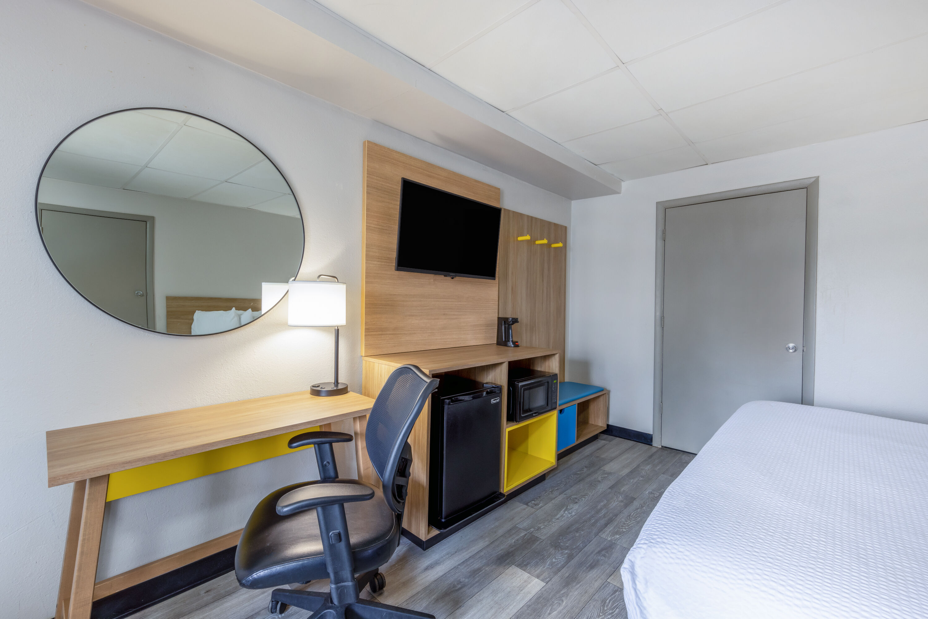 Guest room at the Days Inn by Wyndham Fredericksburg North in Fredericksburg, Virginia