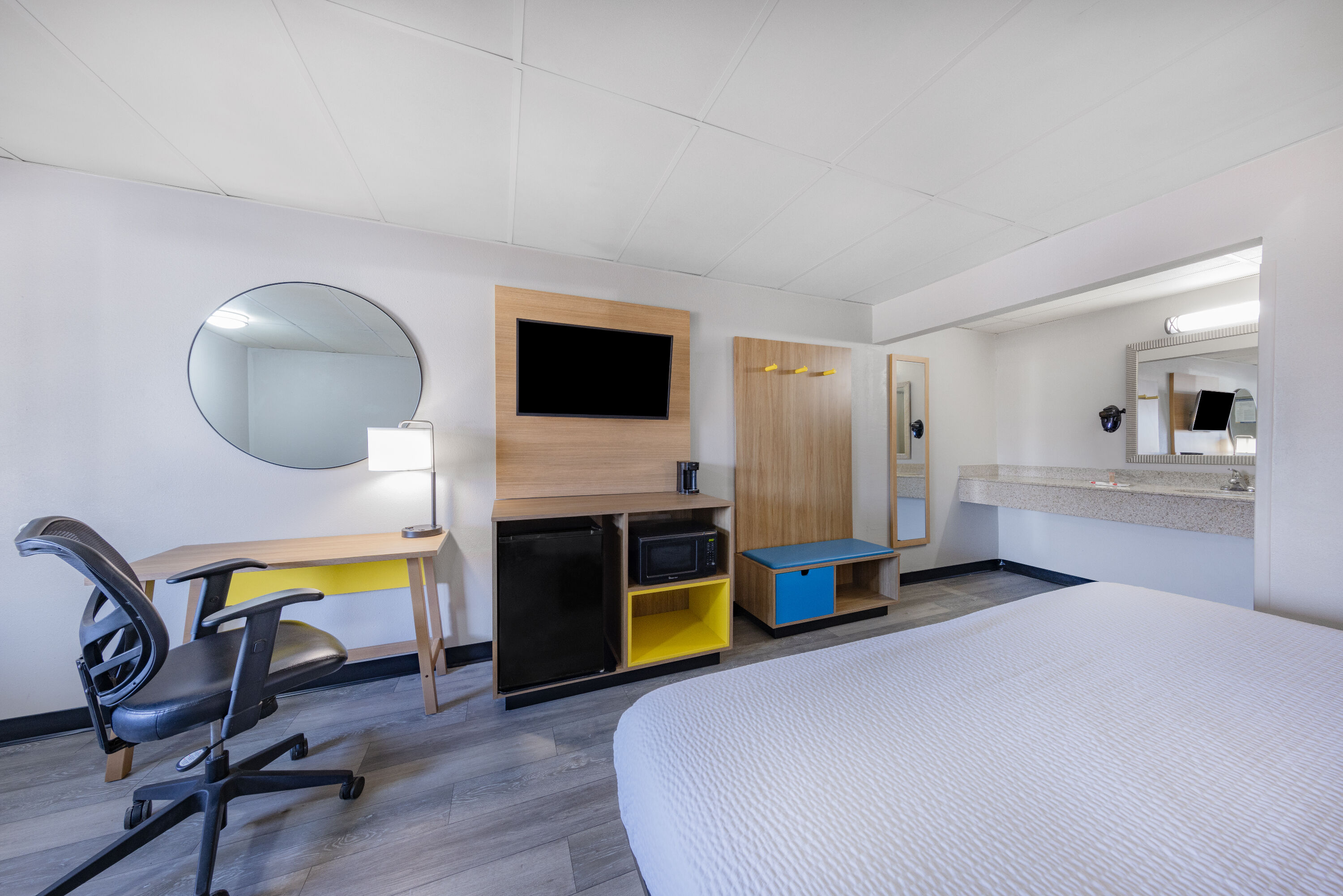 Guest room at the Days Inn by Wyndham Fredericksburg North in Fredericksburg, Virginia