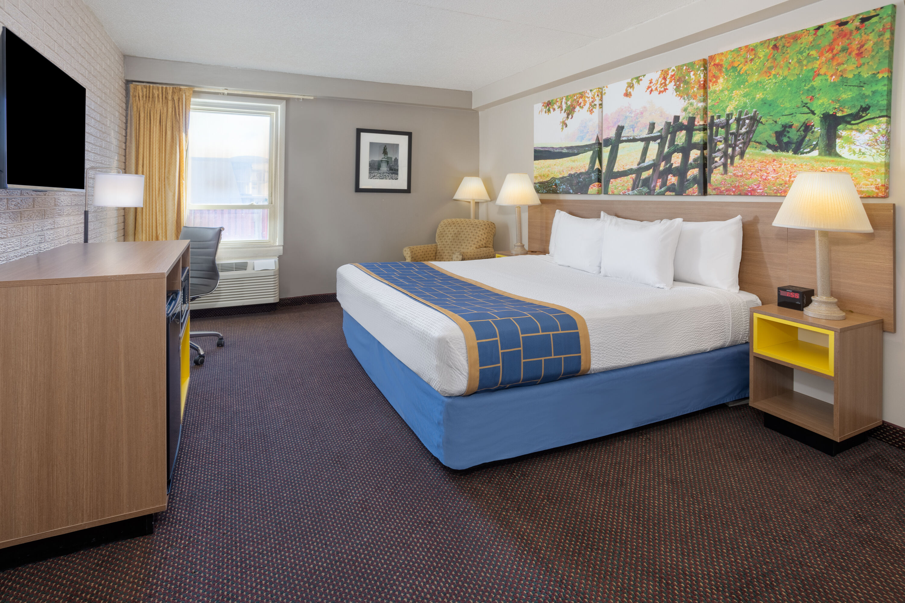 King bed guest room at the Days Inn by Wyndham Manassas Battlefield in Manassas, Virginia
