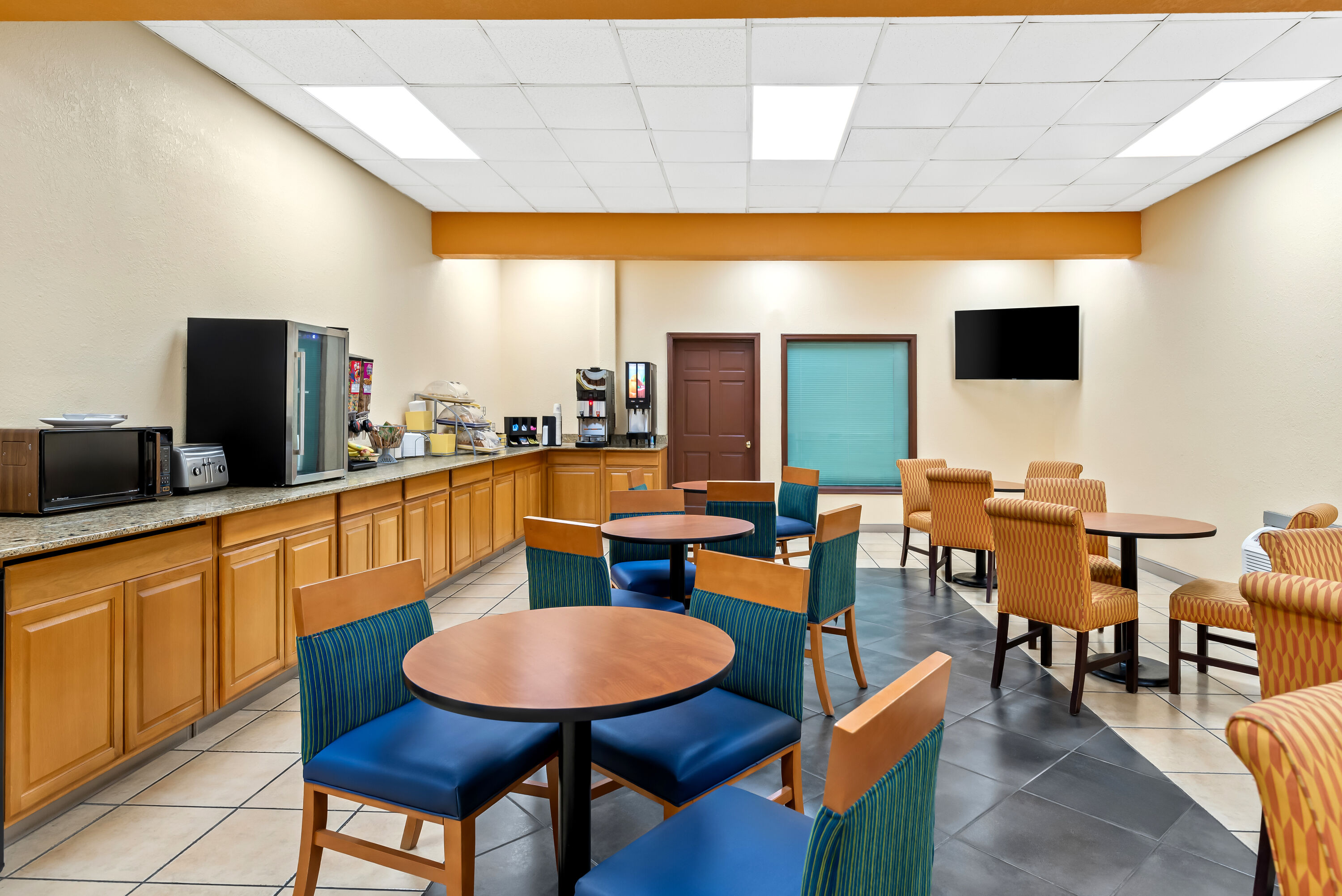 Days Inn by Wyndham Petersburg/South Fort Lee restaurant breakfast area with seating in Petersburg, Virginia