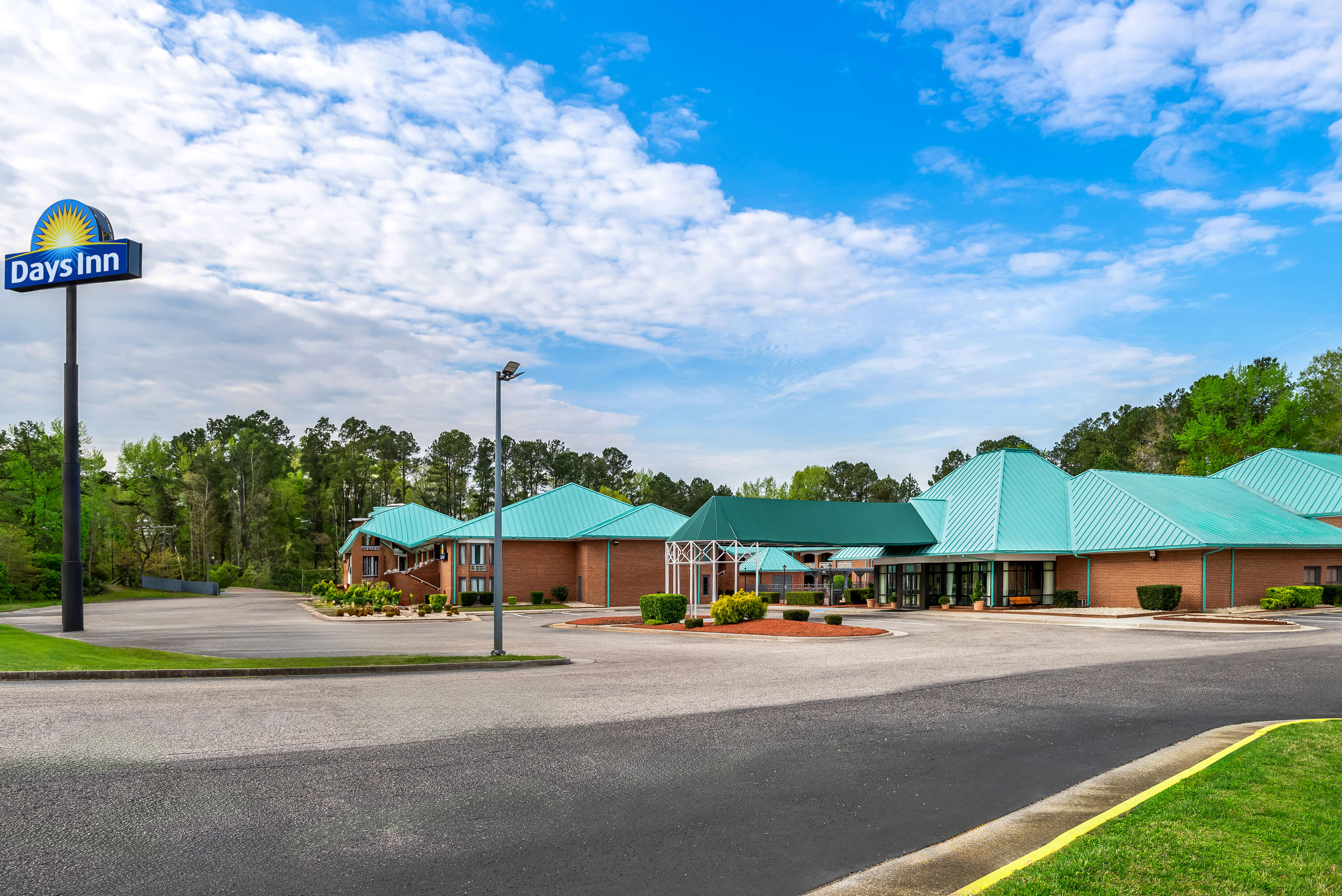 Exterior Day Image of Days Inn by Wyndham Petersburg/South Fort Lee hotel in Petersburg, Virginia