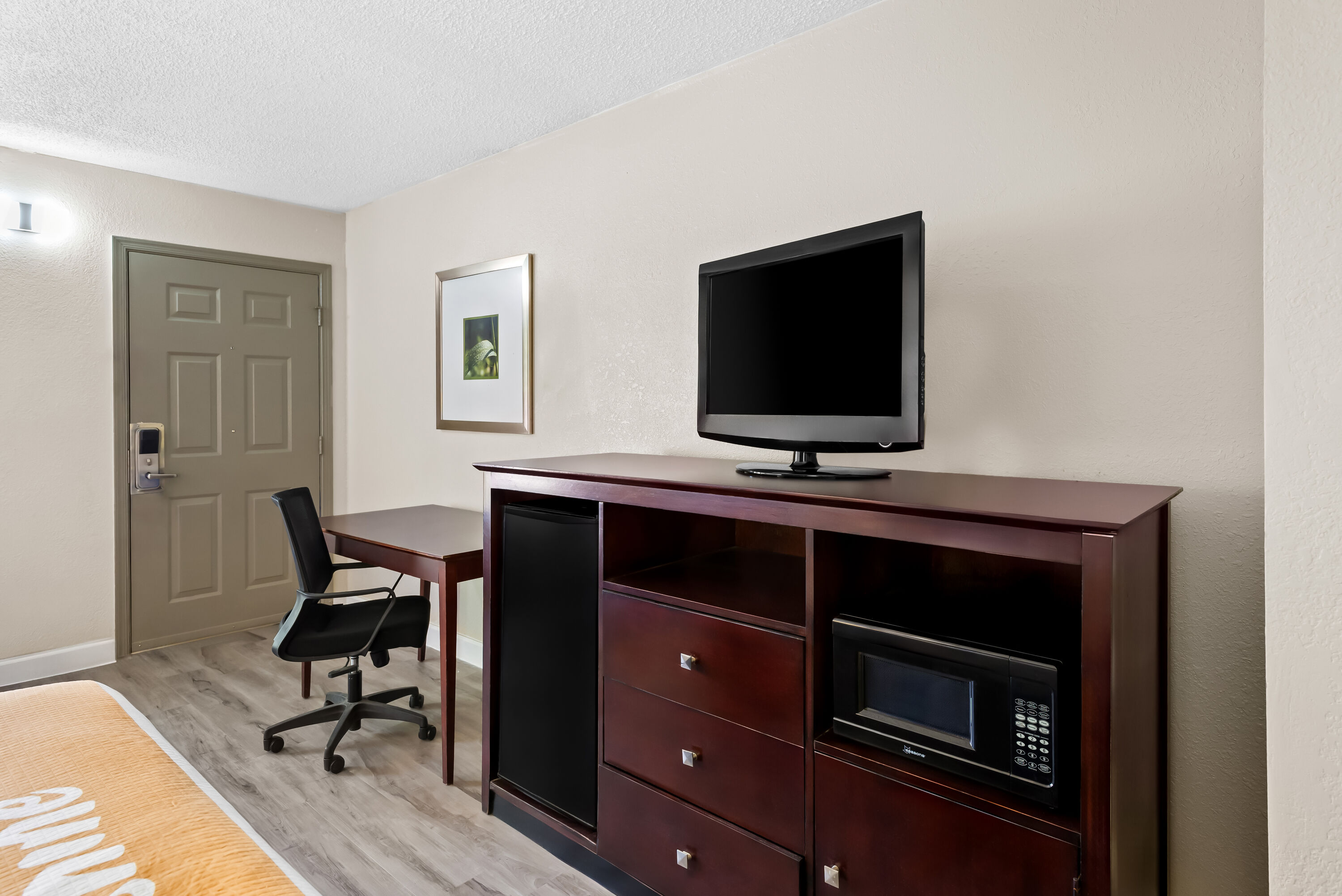 King bed guest room at the Days Inn by Wyndham Petersburg/South Fort Lee in Petersburg, Virginia