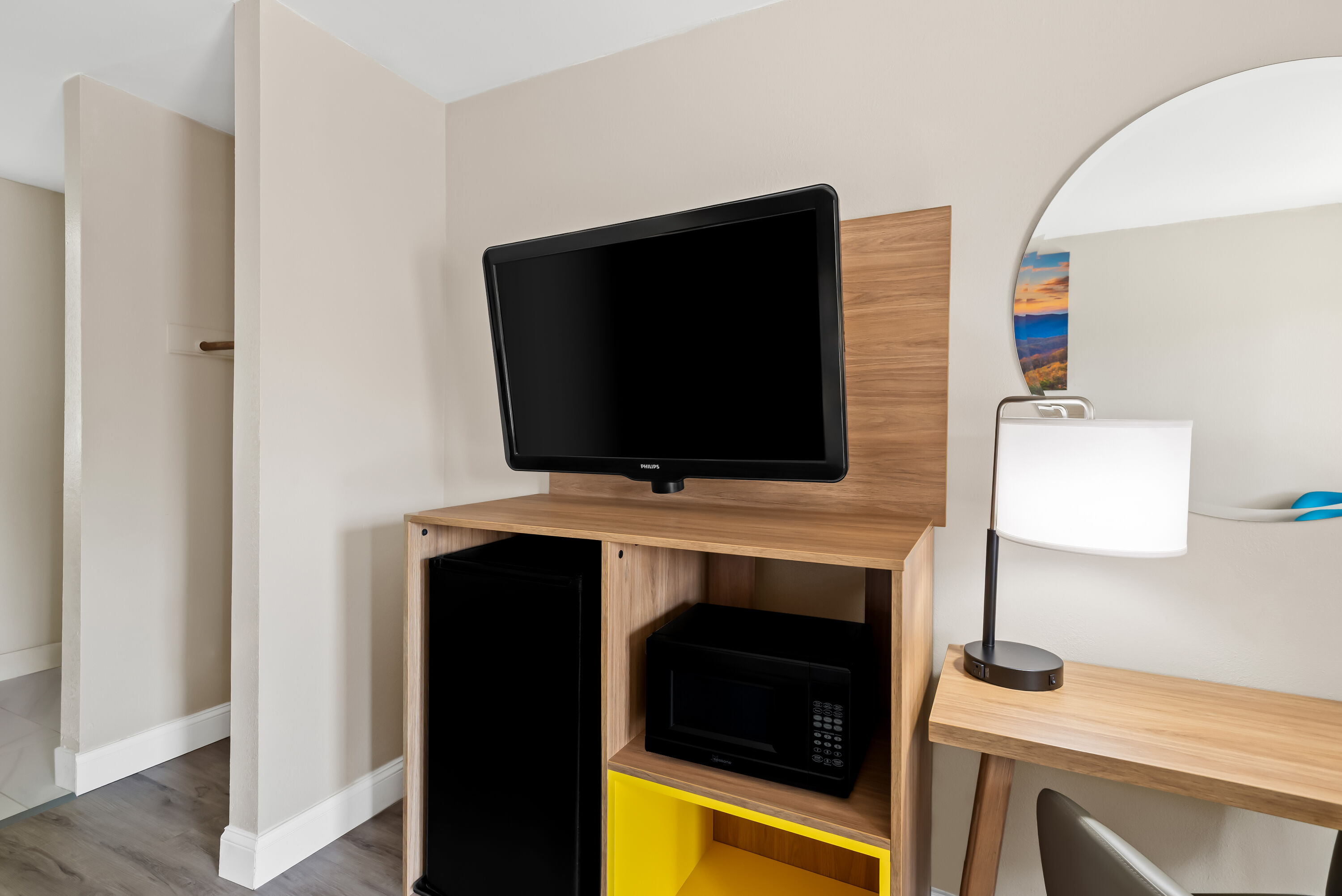 King bed guest room at the Days Inn by Wyndham Petersburg/South Fort Lee in Petersburg, Virginia