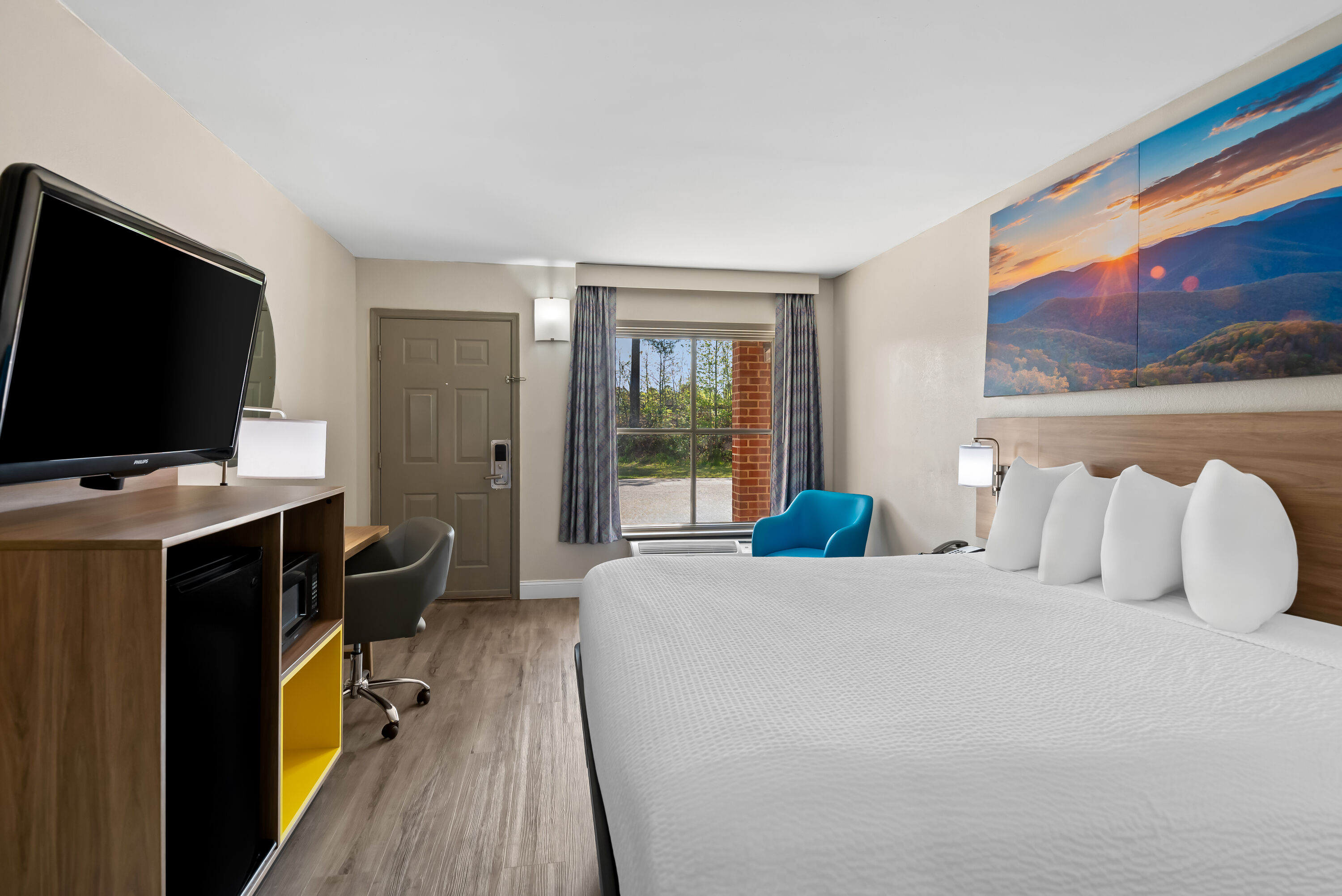 King bed guest room at the Days Inn by Wyndham Petersburg/South Fort Lee in Petersburg, Virginia