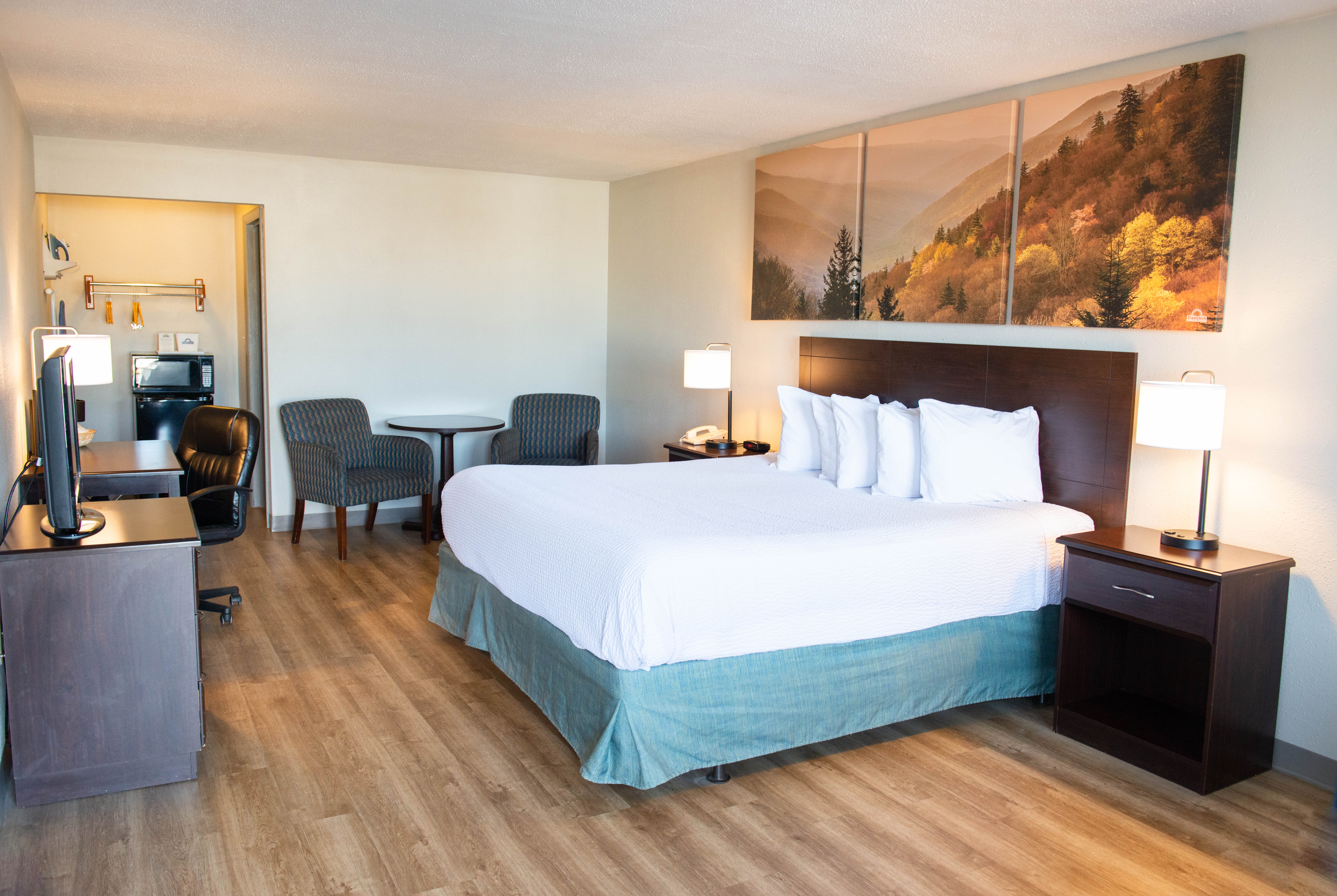 Guest room at the Days Inn by Wyndham Waynesboro in Waynesboro, Virginia