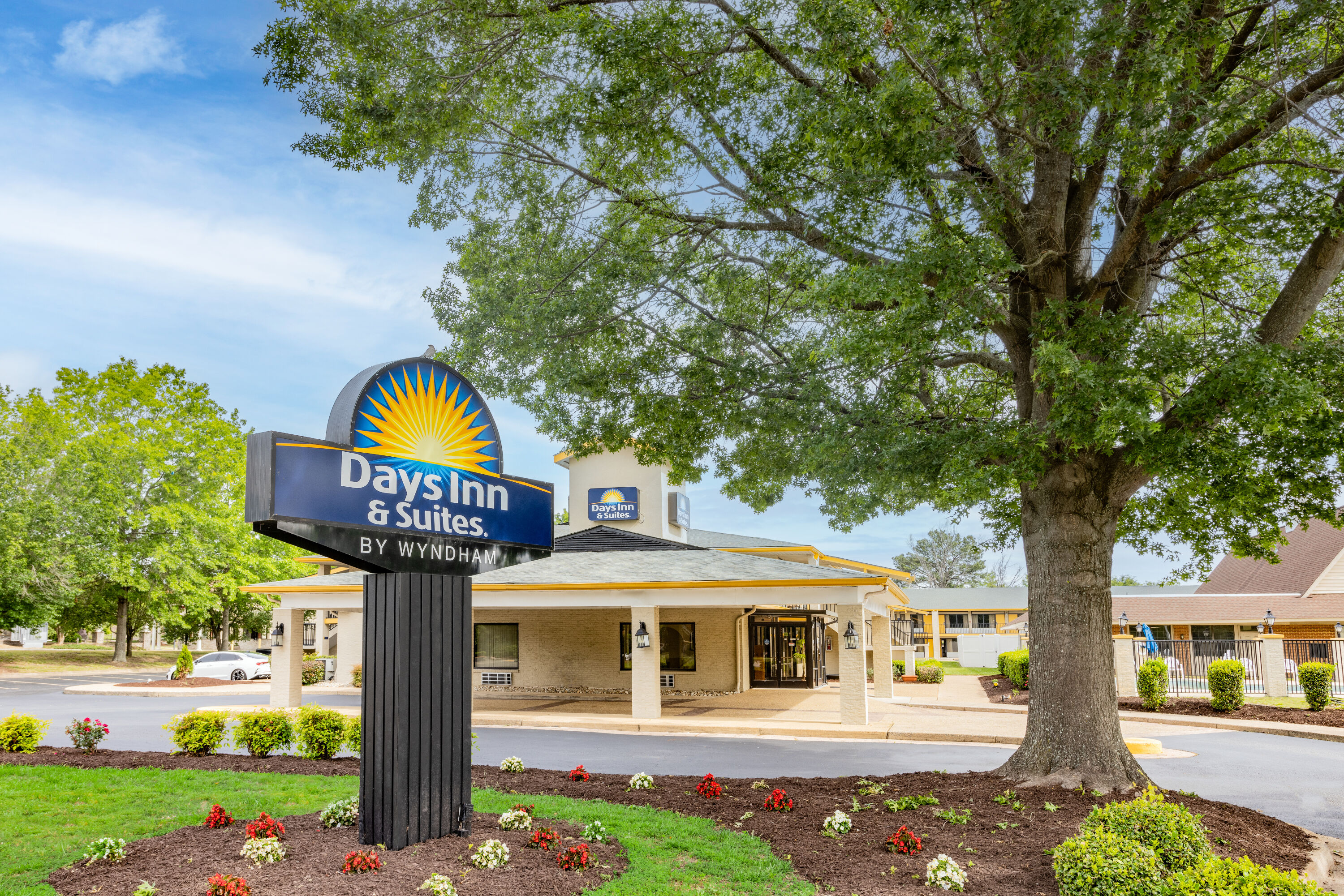 Exterior Day Image of Days Inn & Suites by Wyndham Williamsburg Colonial hotel in Williamsburg, Virginia
