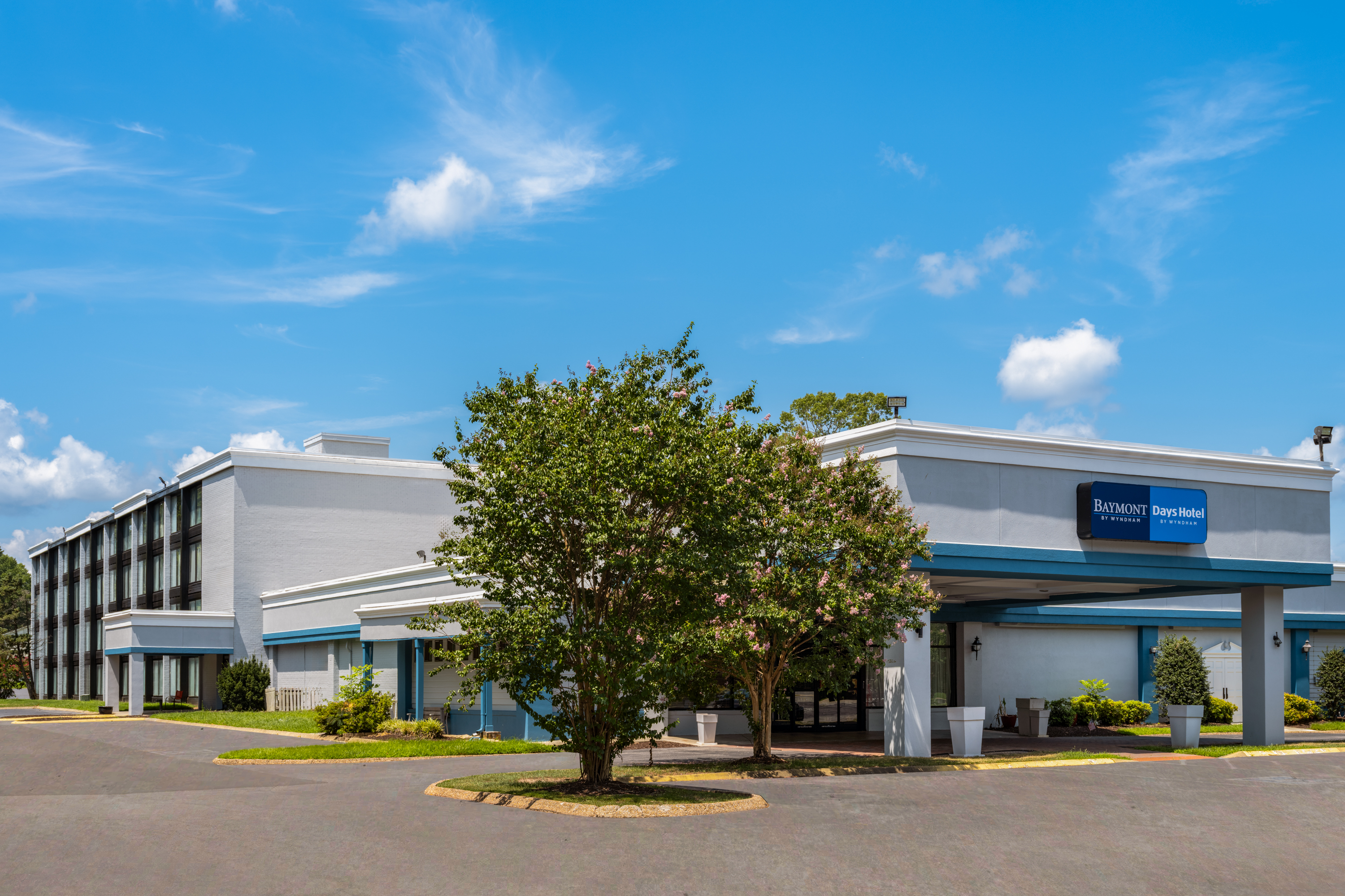 Exterior of Days Hotel by Wyndham Williamsburg I-64 hotel in Williamsburg, Virginia