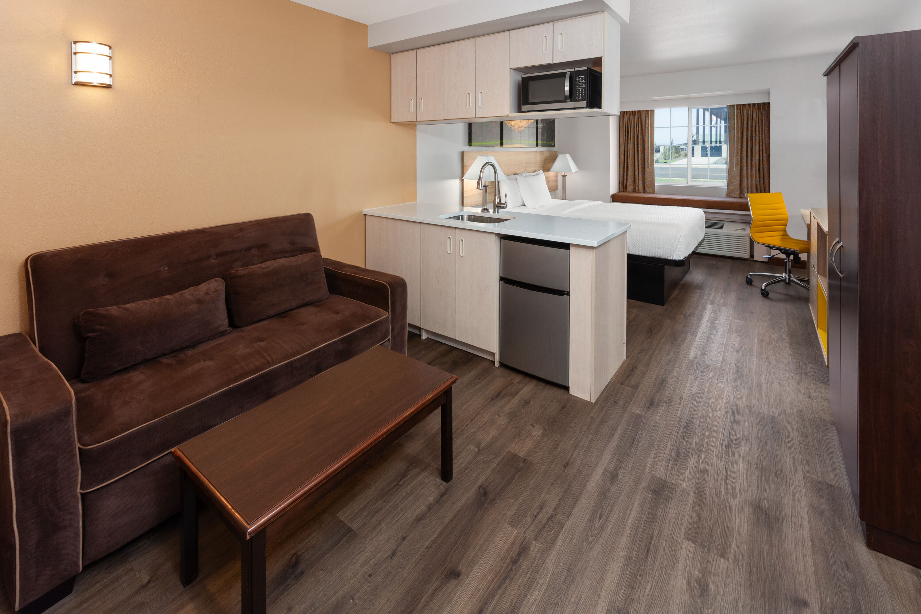 Days Inn & Suites by Wyndham Spokane Airport Airway Heights suite in Airway Heights, Washington