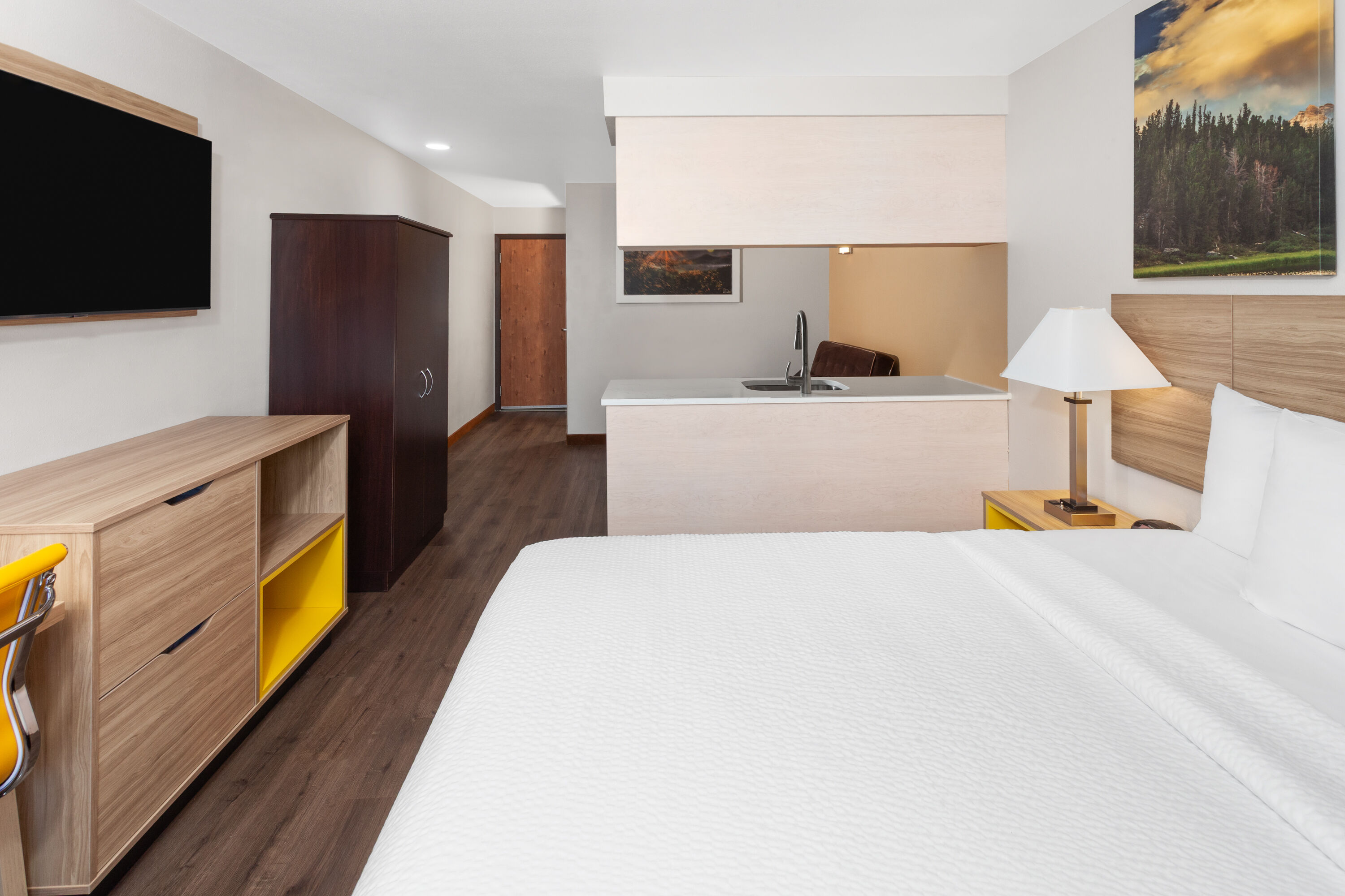 Days Inn & Suites by Wyndham Spokane Airport Airway Heights suite in Airway Heights, Washington