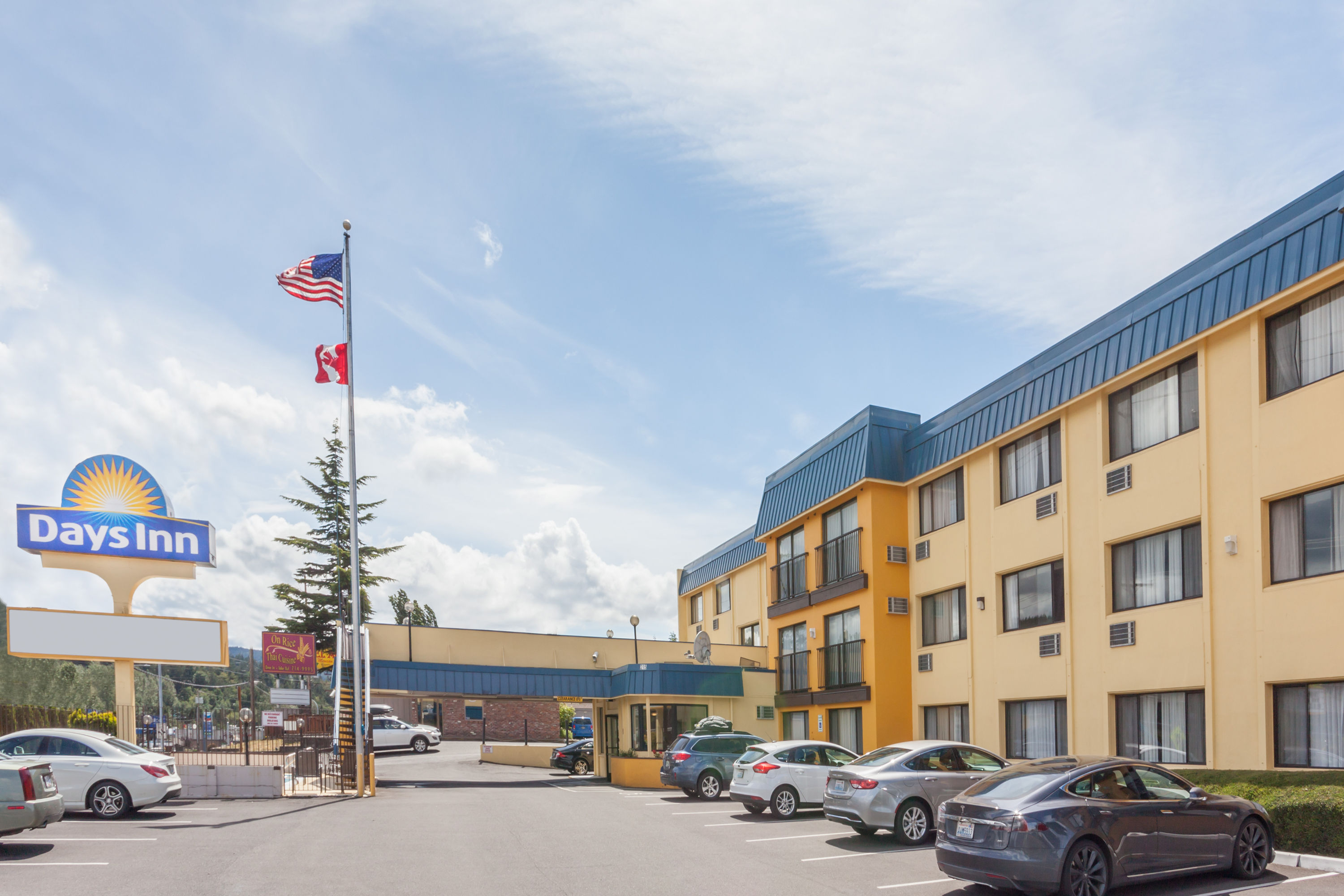 Exterior Day Image of Days Inn by Wyndham Bellingham hotel in Bellingham, Washington