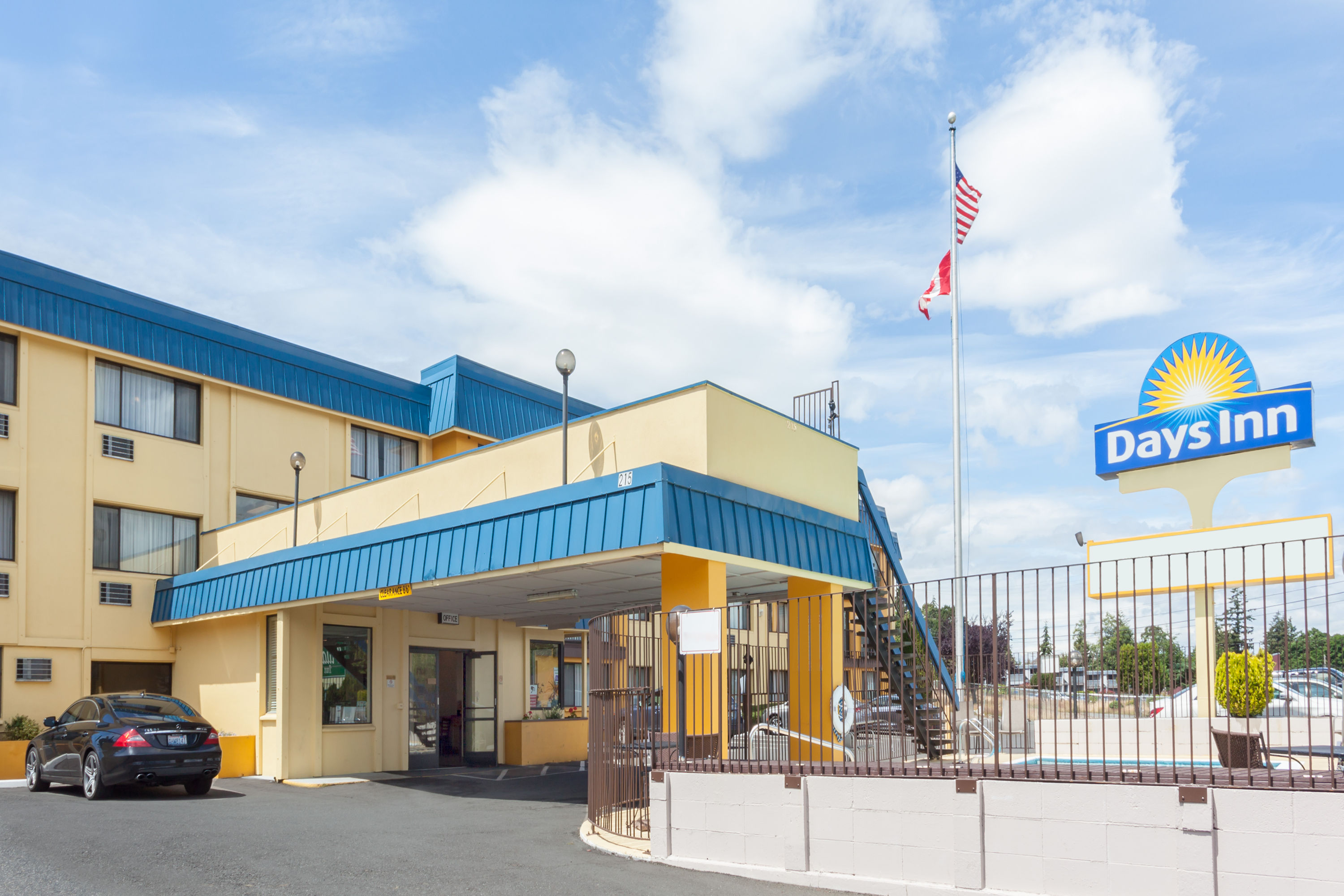 Exterior Day Image of Days Inn by Wyndham Bellingham hotel in Bellingham, Washington
