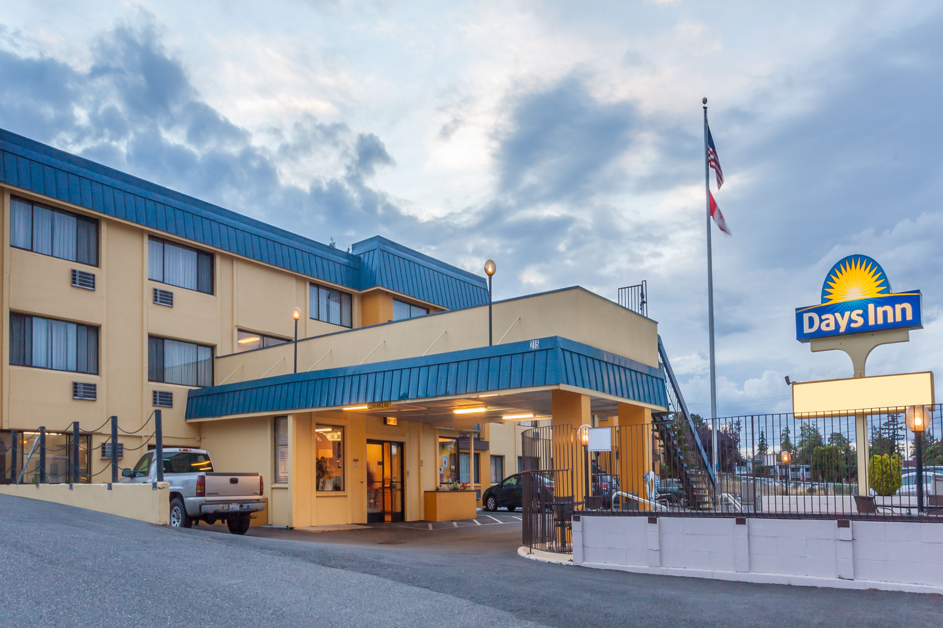 Exterior Dusk Image of Days Inn by Wyndham Bellingham hotel in Bellingham, Washington