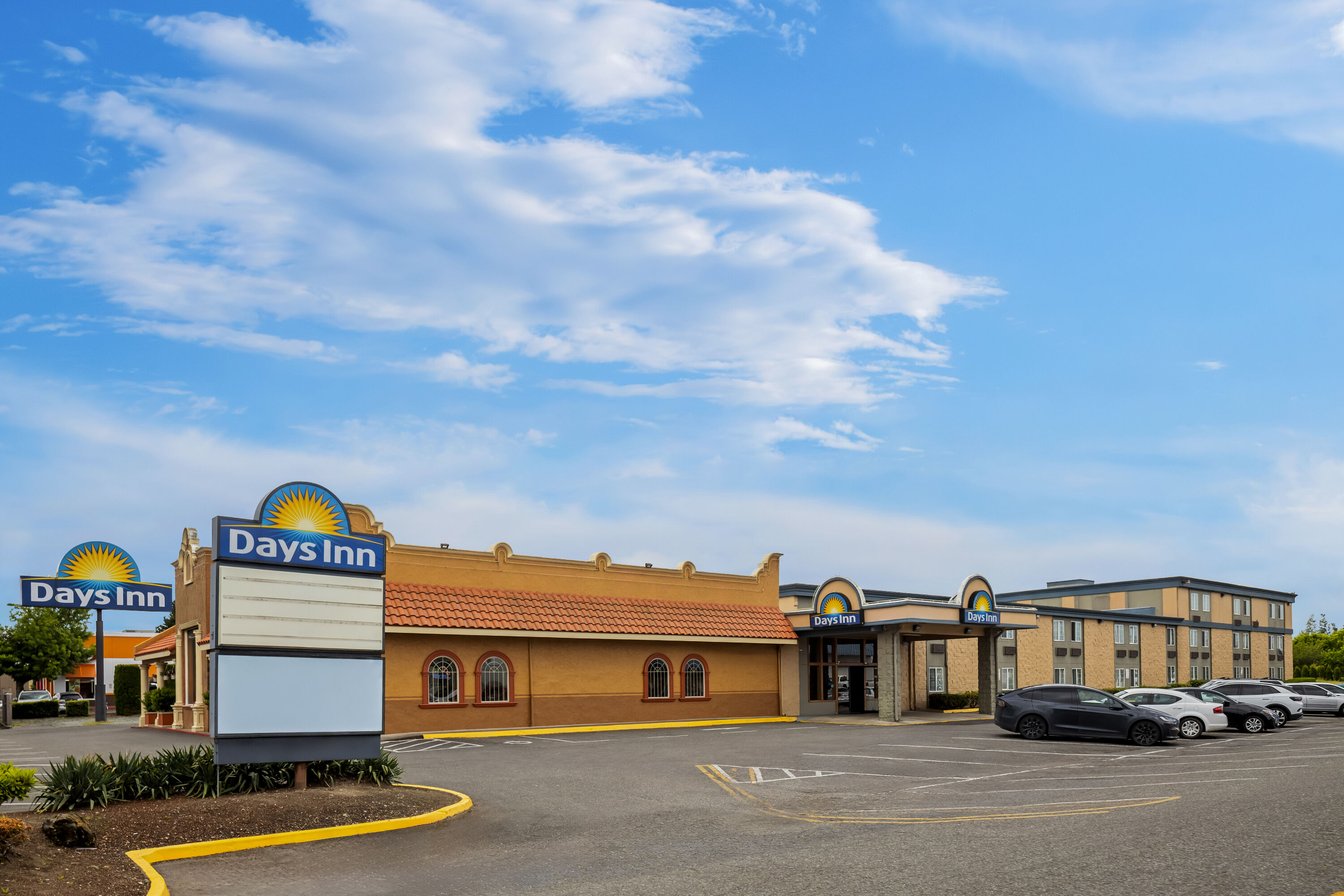 Exterior Day Image of Days Inn by Wyndham Mt. Vernon hotel in Mount Vernon, Washington