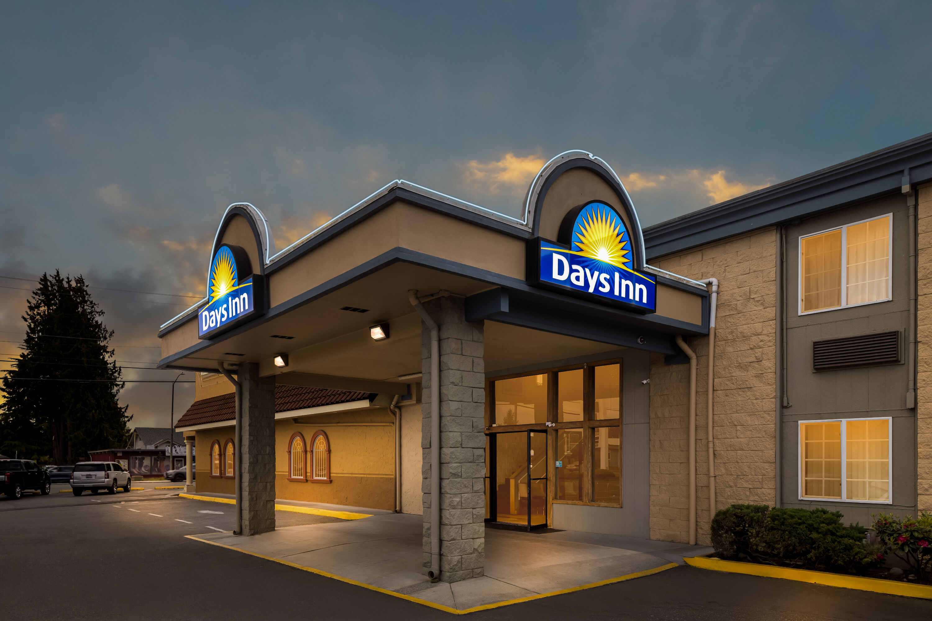 Exterior Night Image of Days Inn by Wyndham Mt. Vernon hotel in Mount Vernon, Washington