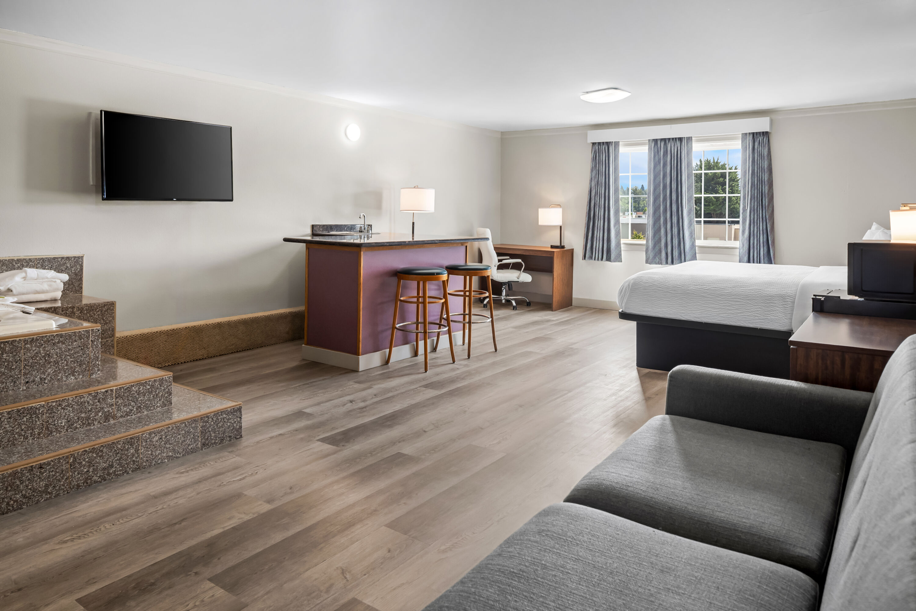Days Inn by Wyndham Mt. Vernon hot tub suite in Mount Vernon, Washington
