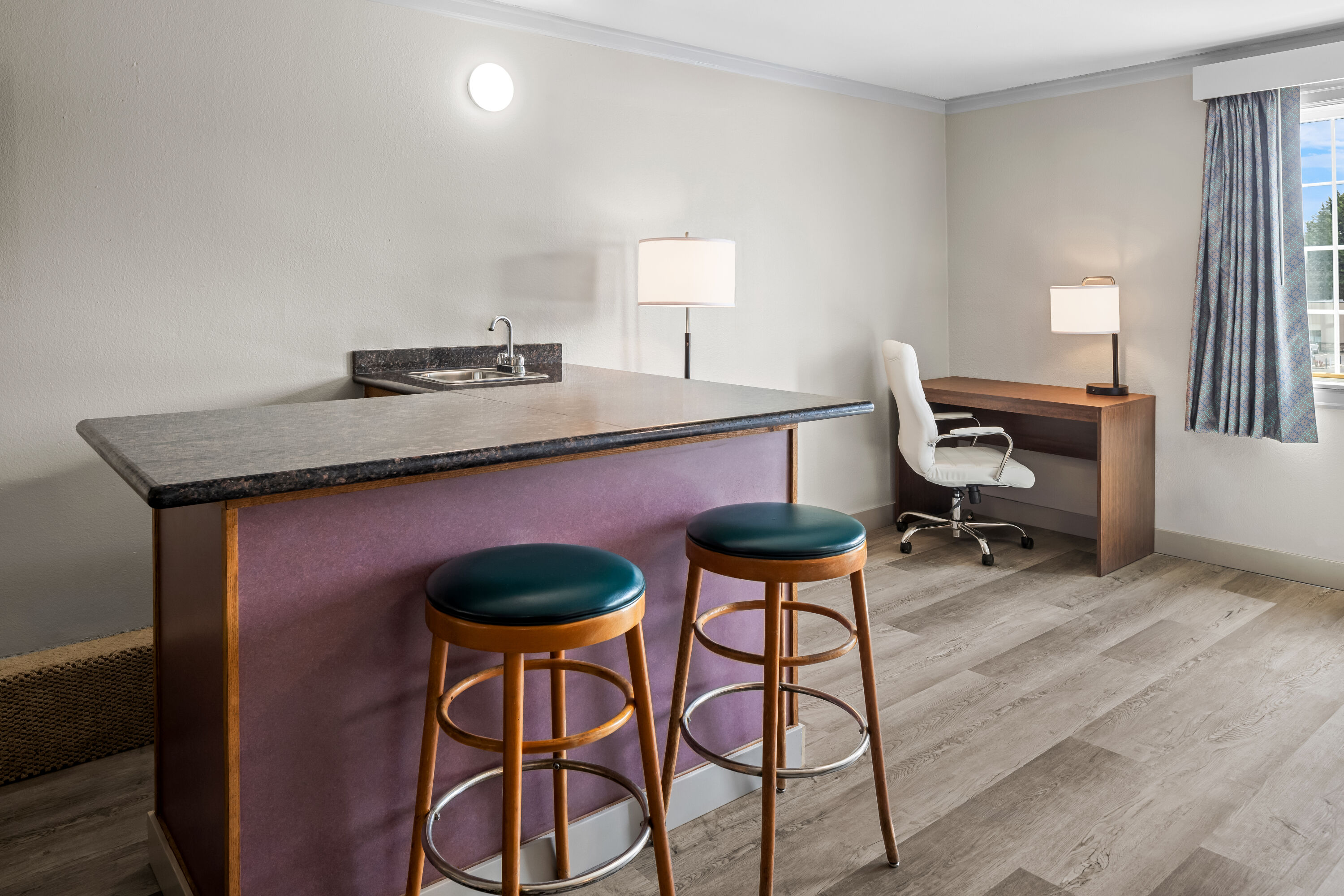 Days Inn by Wyndham Mt. Vernon hot tub suite in Mount Vernon, Washington