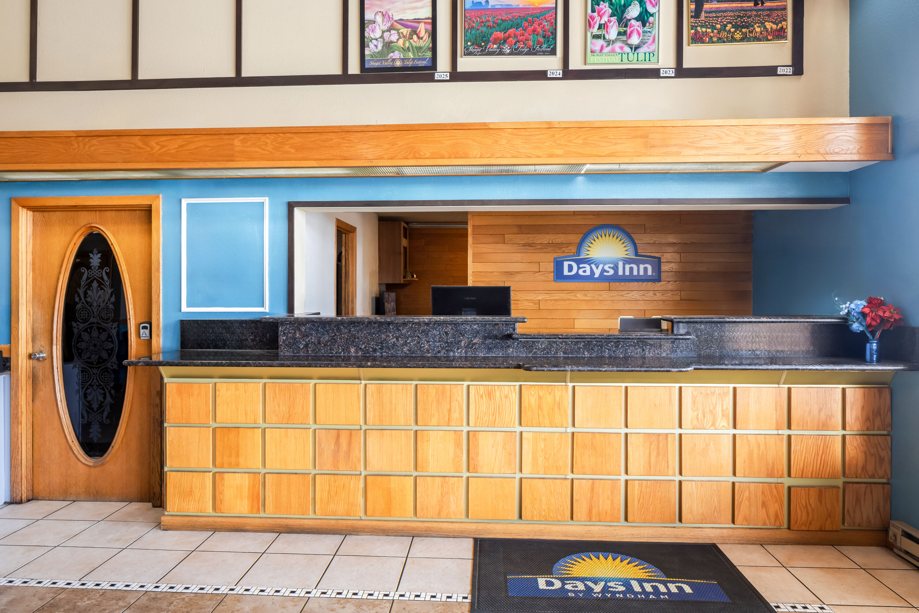 Days Inn by Wyndham Mt. Vernon reception in Mount Vernon, Washington