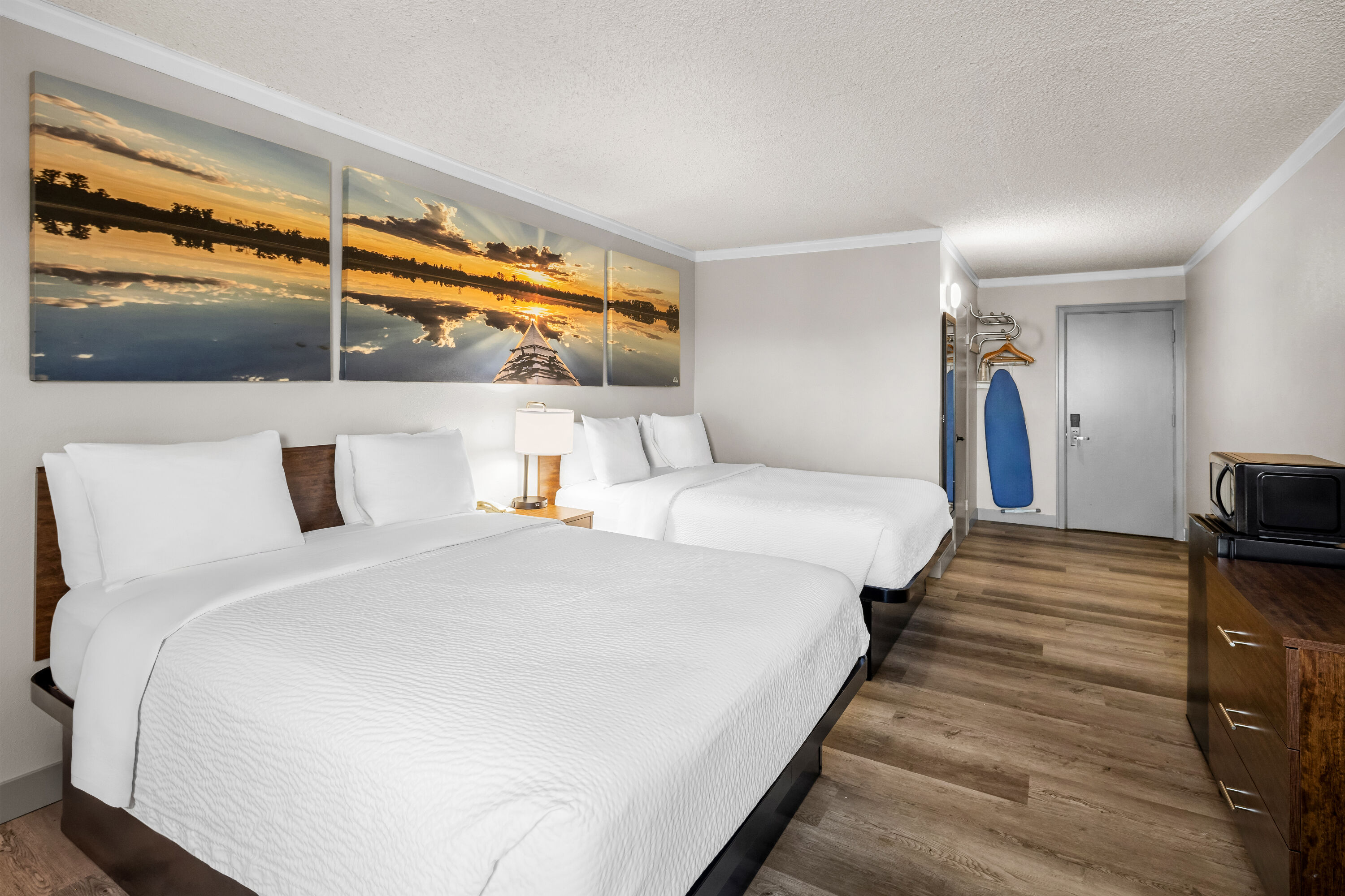 Double bed guest room at the Days Inn by Wyndham Mt. Vernon in Mount Vernon, Washington