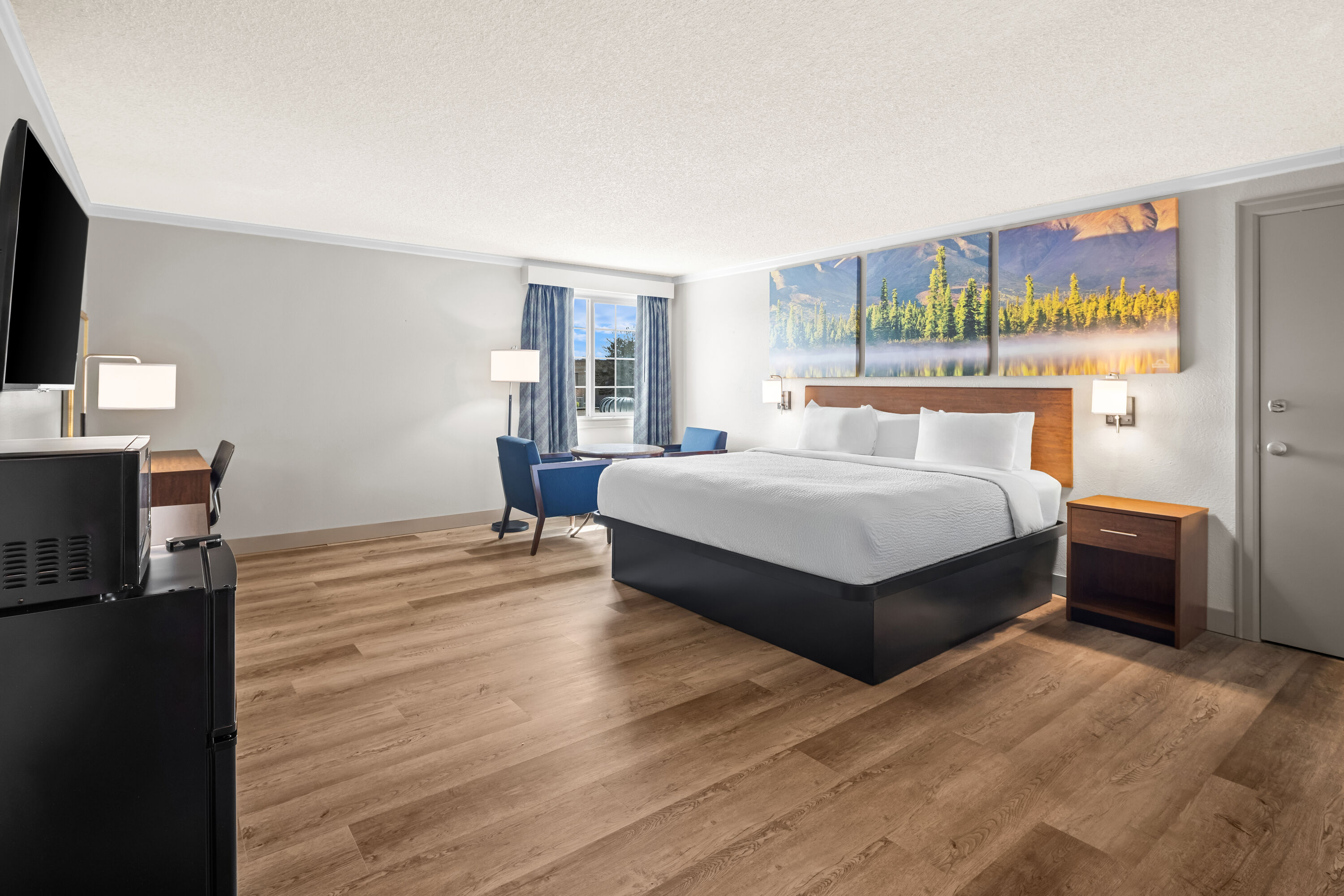 King bed guest room at the Days Inn by Wyndham Mt. Vernon in Mount Vernon, Washington